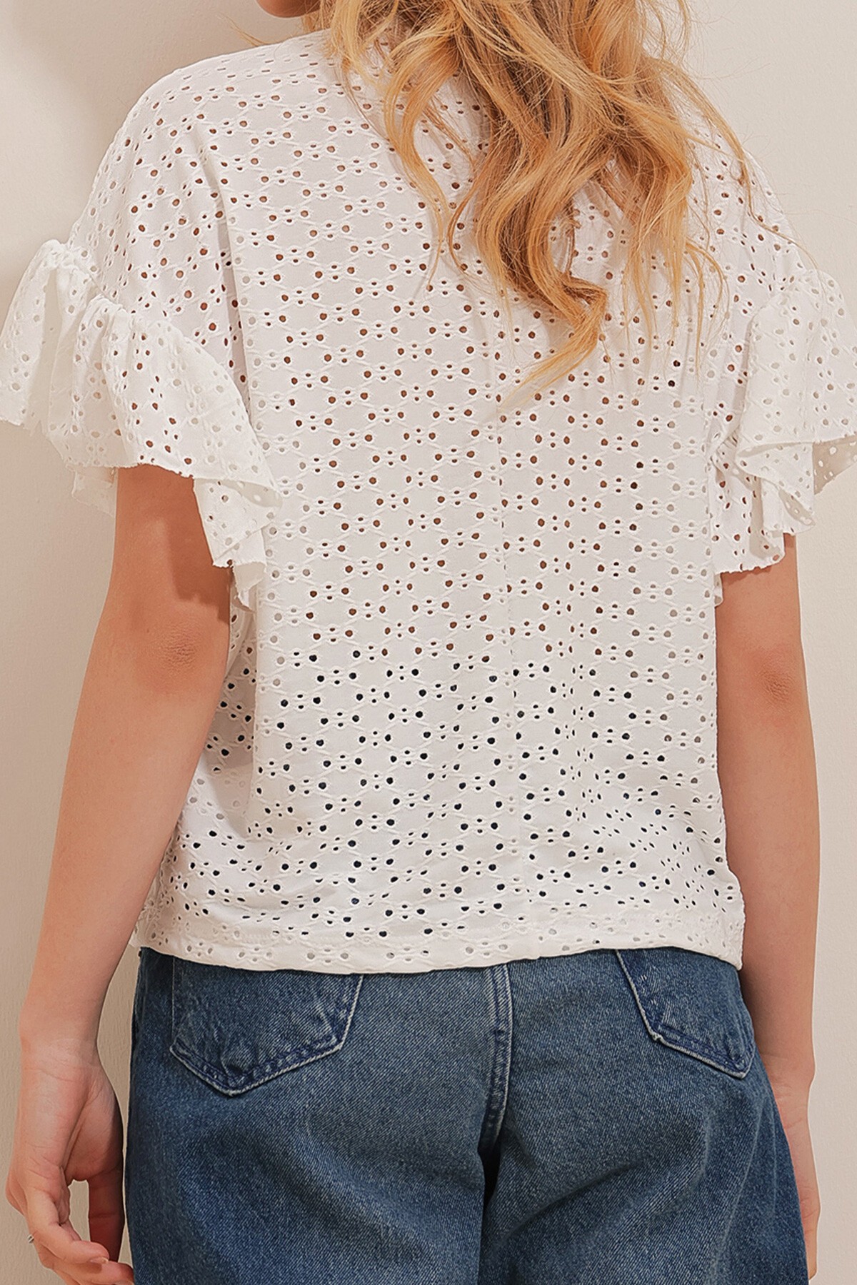 Beyaz Bisiklet Yaka Kolları Fırfırlı Fisto Bluz