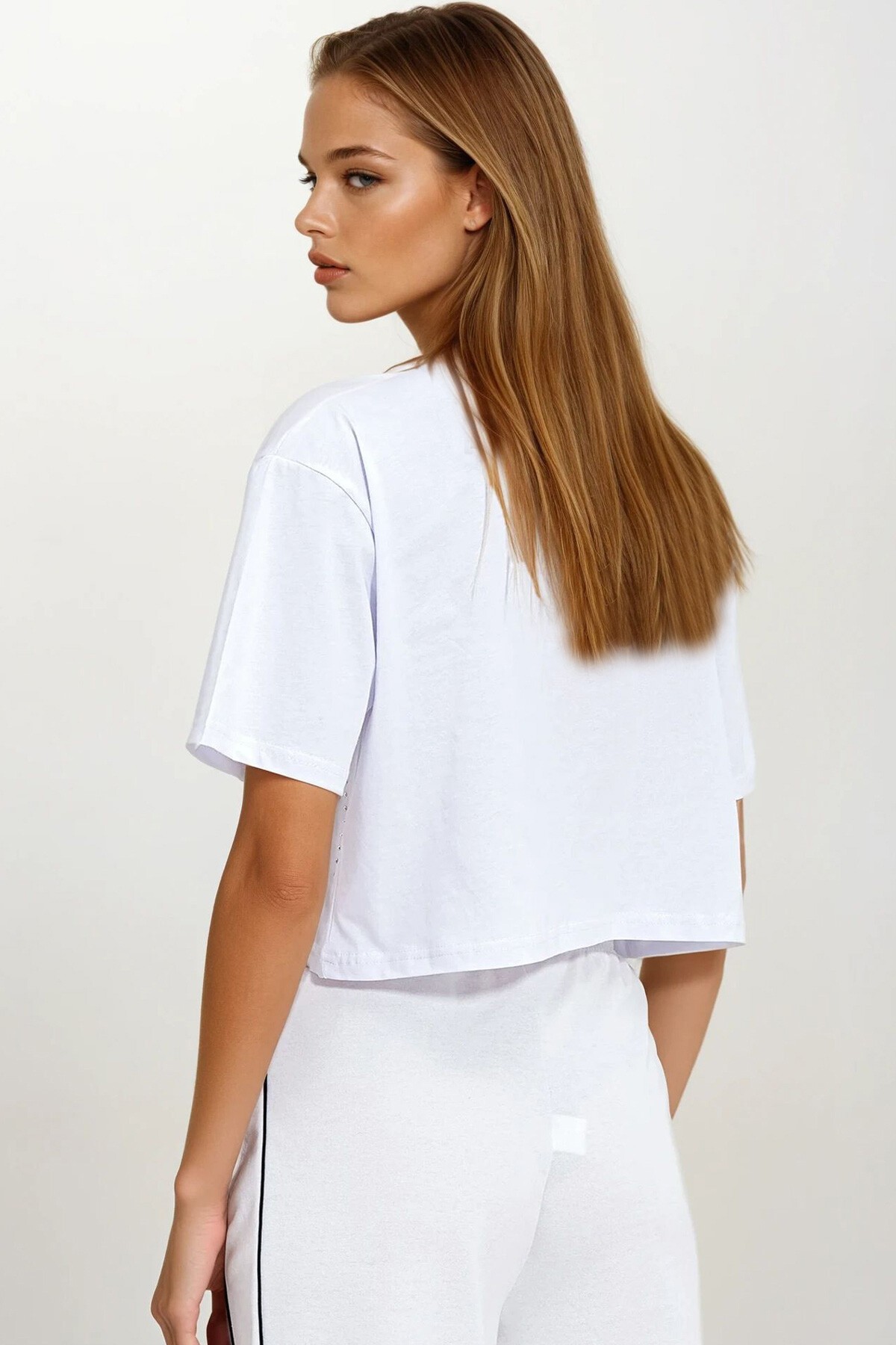 Beyaz Bisiklet Yaka Love Baskılı Taşlı Crop T-Shirt