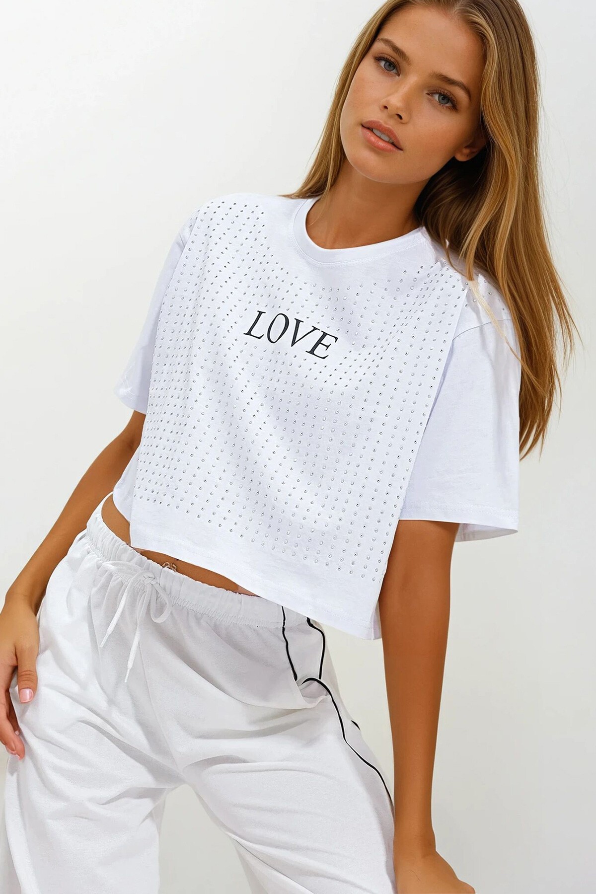 Beyaz Bisiklet Yaka Love Baskılı Taşlı Crop T-Shirt