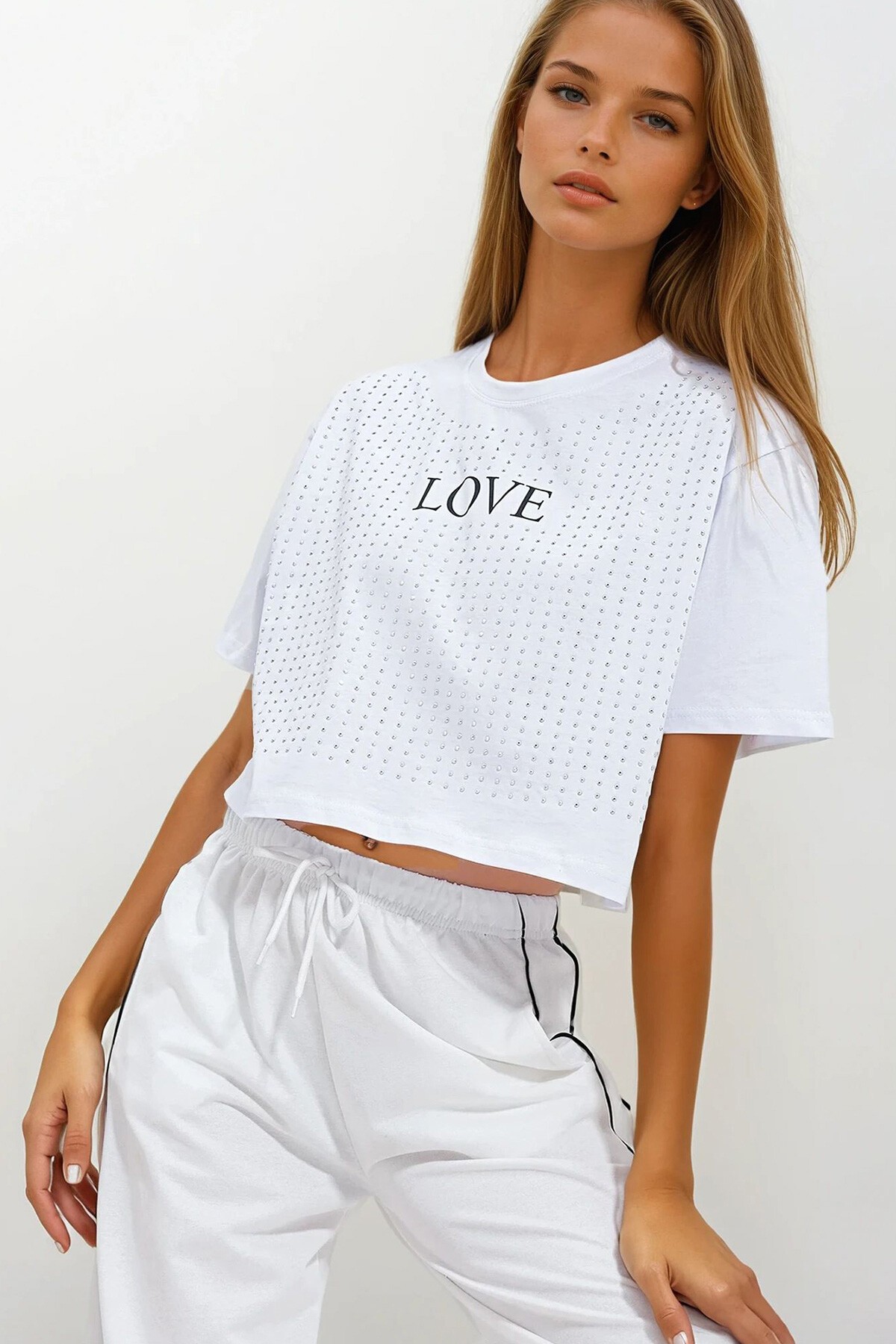 Beyaz Bisiklet Yaka Love Baskılı Taşlı Crop T-Shirt