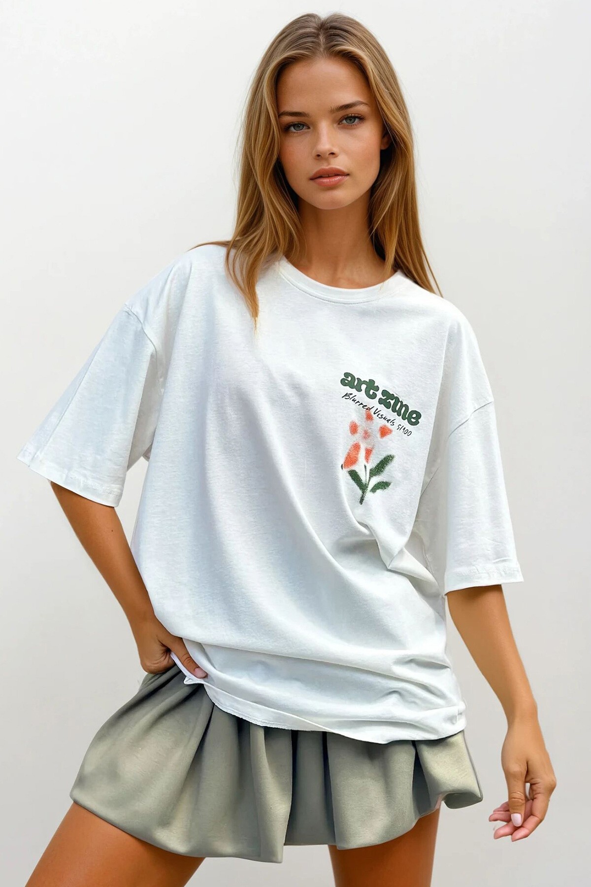 Beyaz Bisiklet Yaka Ön Ve Arka Çiçek Baskılı Oversize T-Shirt