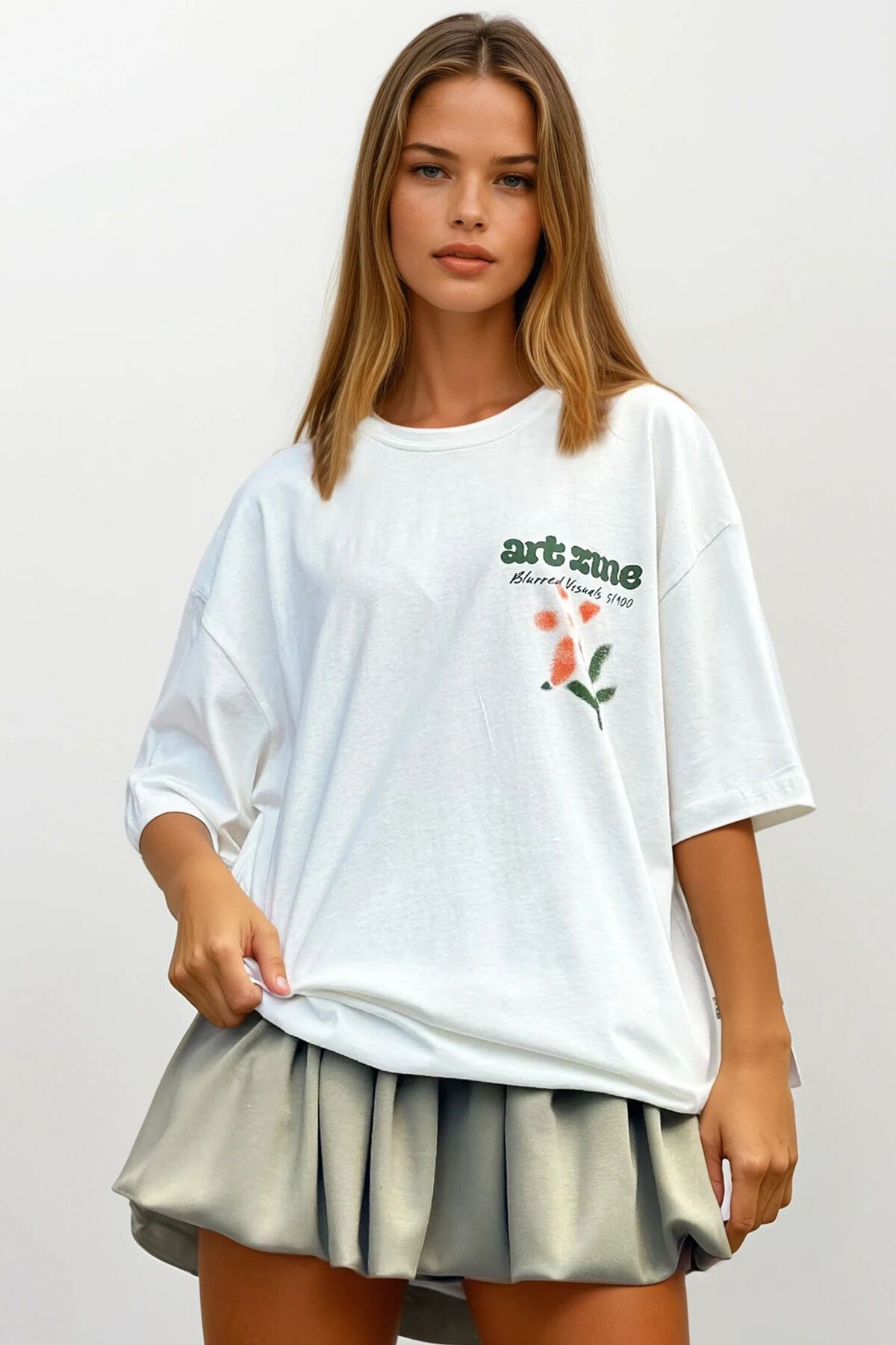 Beyaz Bisiklet Yaka Ön Ve Arka Çiçek Baskılı Oversize T-Shirt