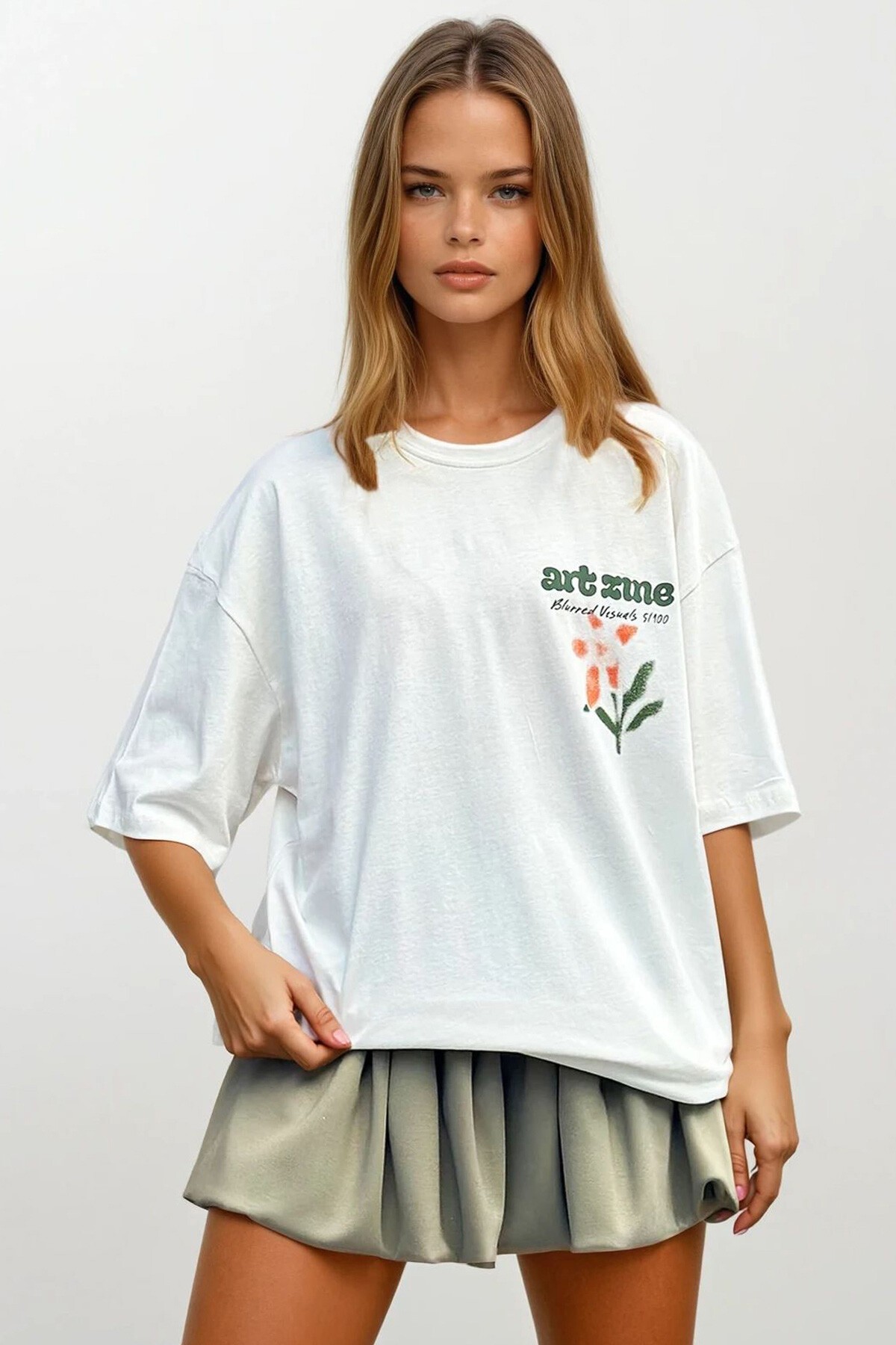 Beyaz Bisiklet Yaka Ön Ve Arka Çiçek Baskılı Oversize T-Shirt