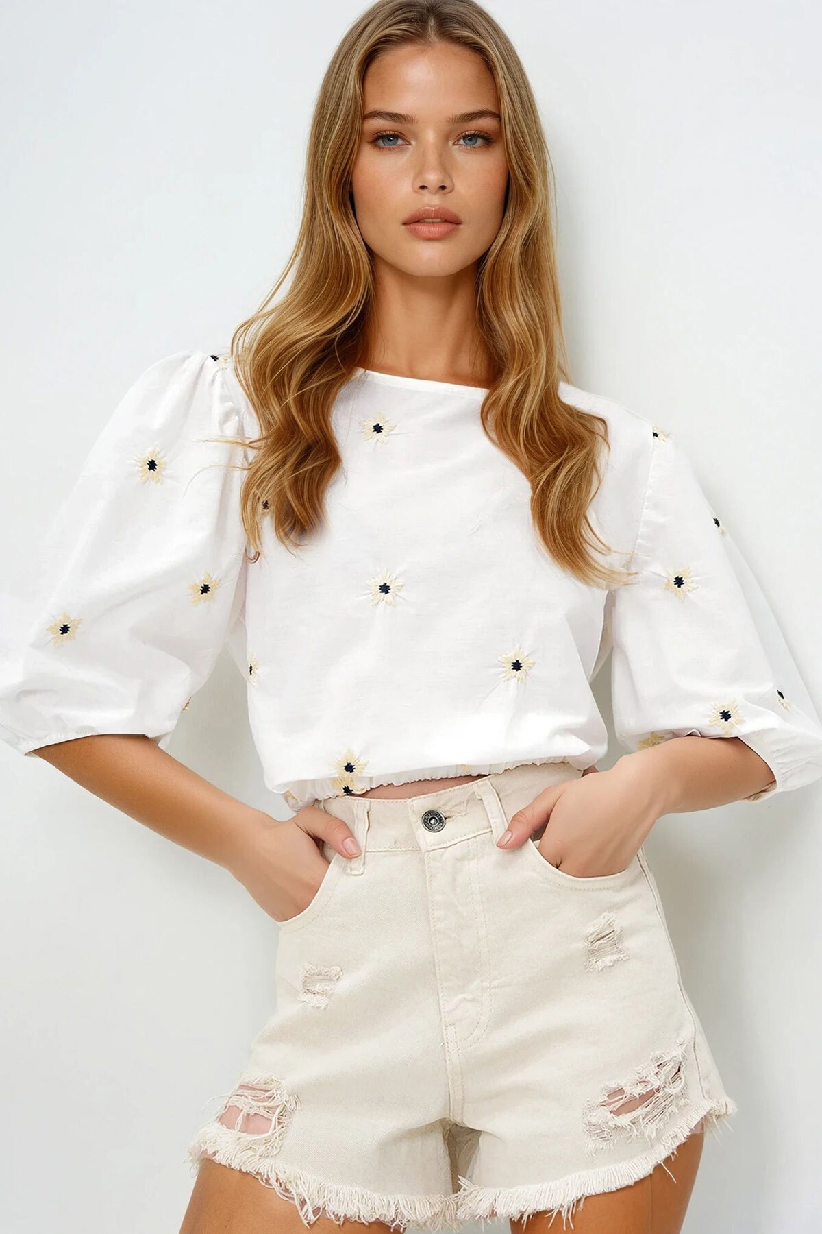Beyaz Bisiklet Yaka Outcut Kesim Nakış İşlemeli Crop Keten Bluz
