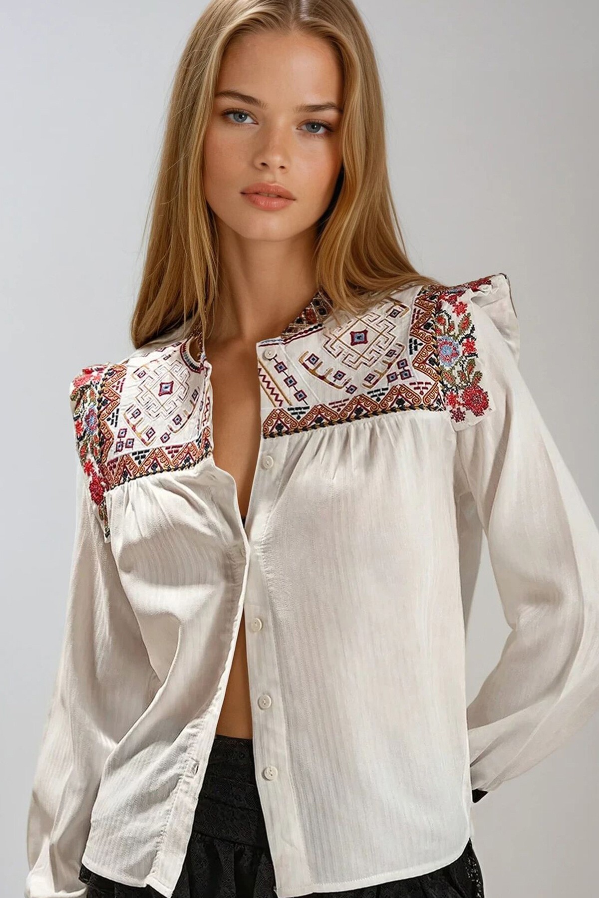 Beyaz Bisiklet Yaka Roba Nakışlı Armürlü Bluz