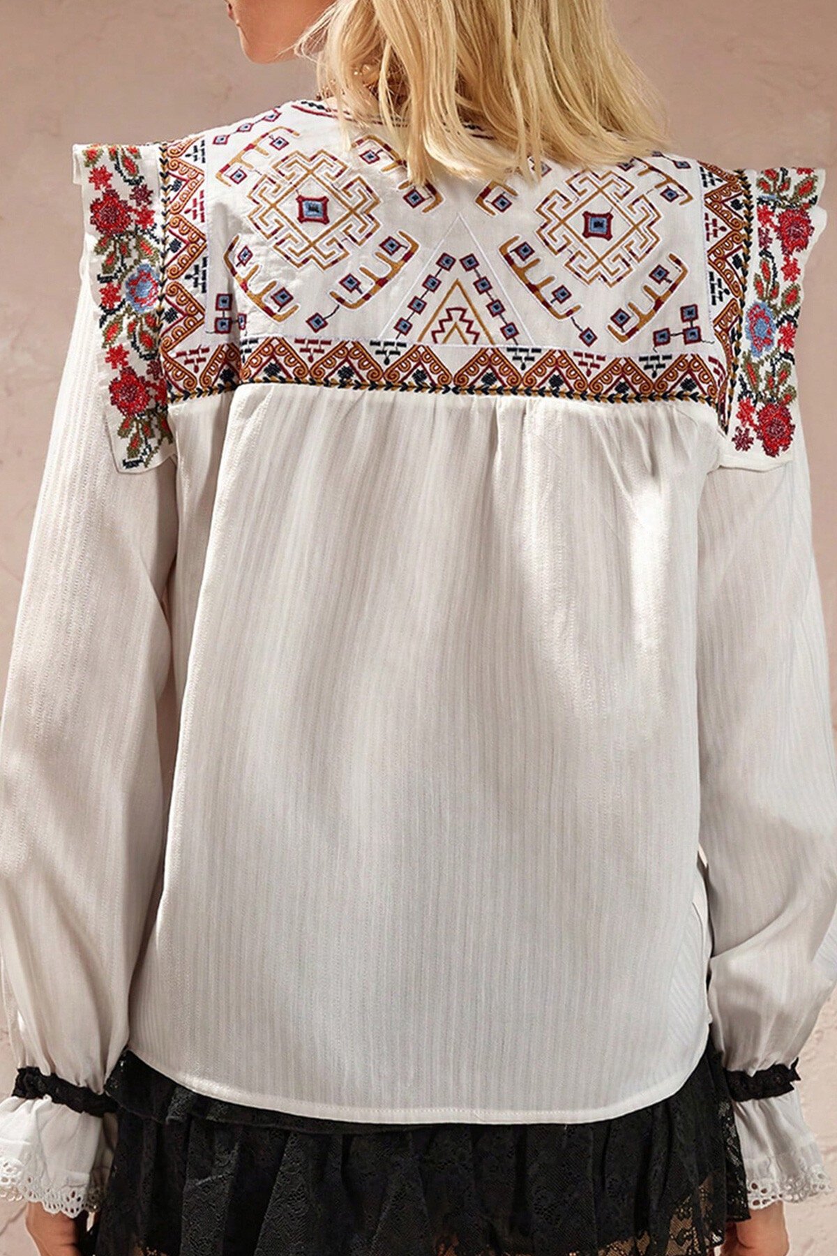 Beyaz Bisiklet Yaka Roba Nakışlı Armürlü Bluz