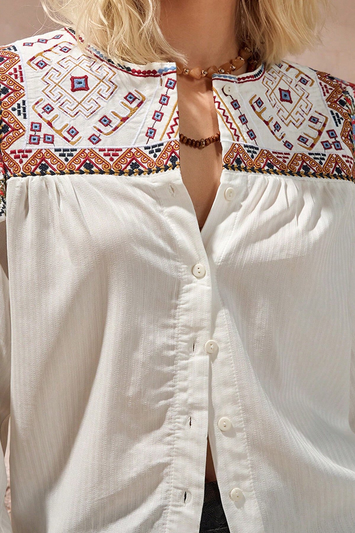 Beyaz Bisiklet Yaka Roba Nakışlı Armürlü Bluz