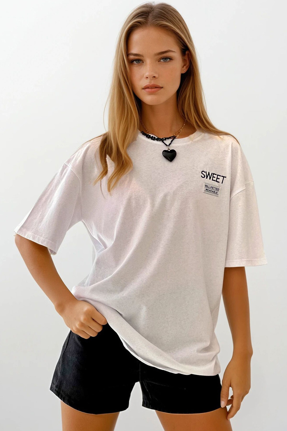 Beyaz Bisiklet Yaka Sweet Nakışlı Oversize Unisex T-Shirt