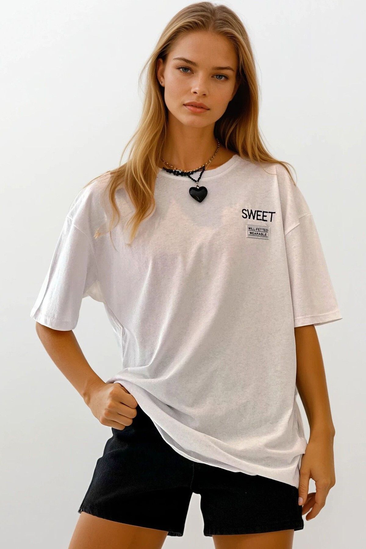 Beyaz Bisiklet Yaka Sweet Nakışlı Oversize Unisex T-Shirt