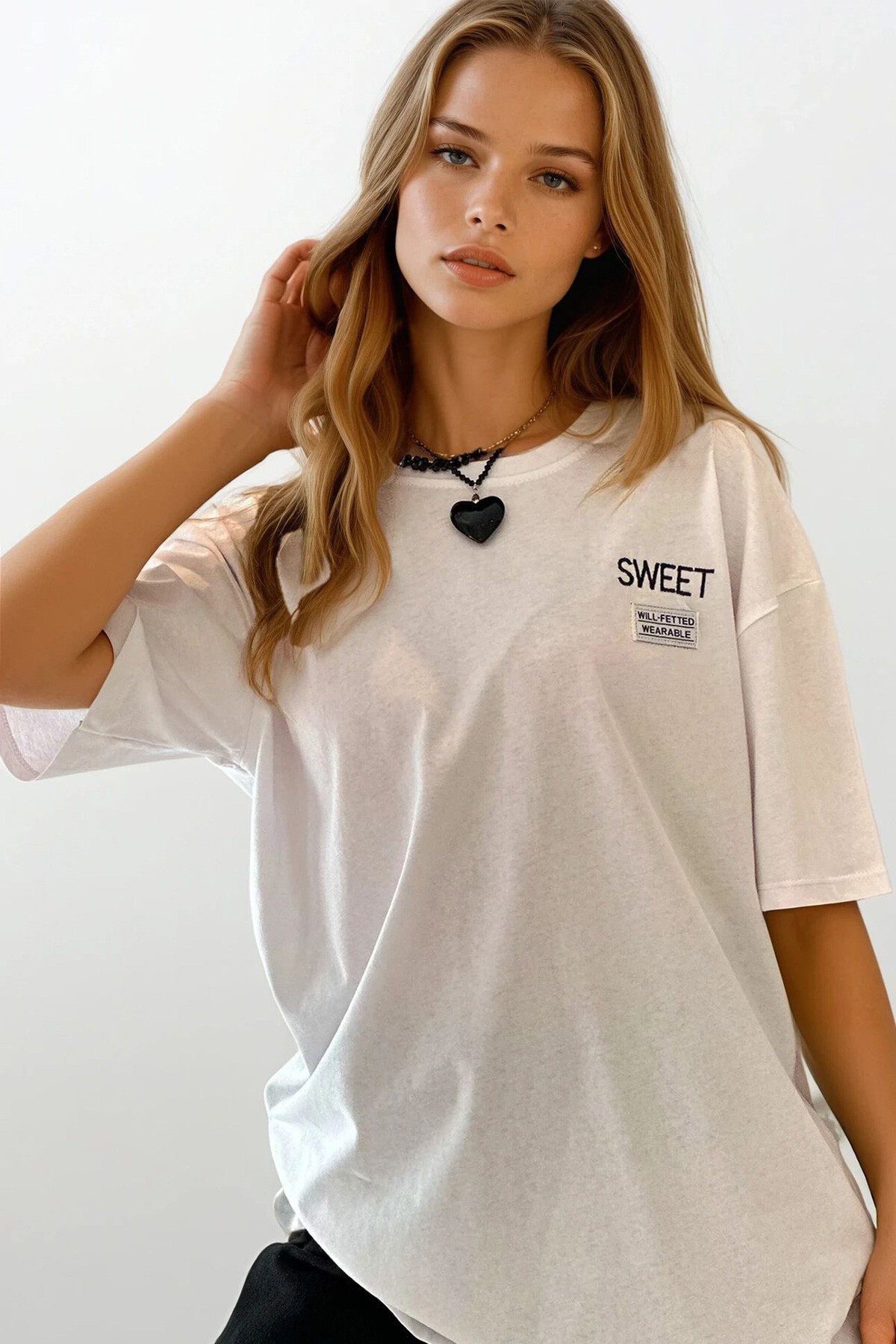 Beyaz Bisiklet Yaka Sweet Nakışlı Oversize Unisex T-Shirt