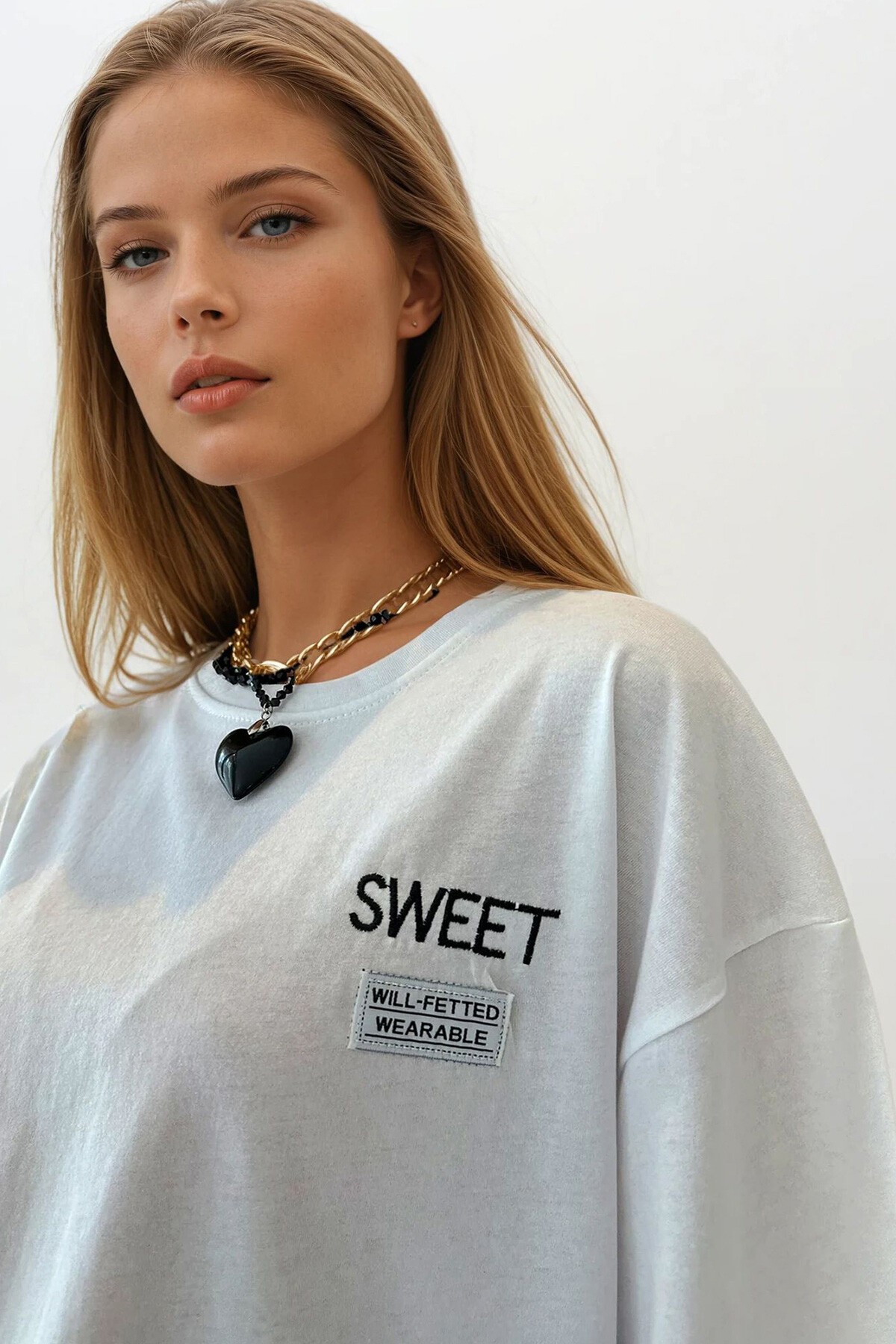 Beyaz Bisiklet Yaka Sweet Nakışlı Oversize Unisex T-Shirt
