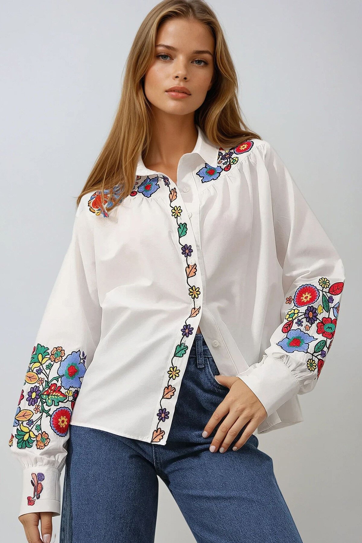 Beyaz Çiçek Nakış İşlemeli Dokuma Gömlek