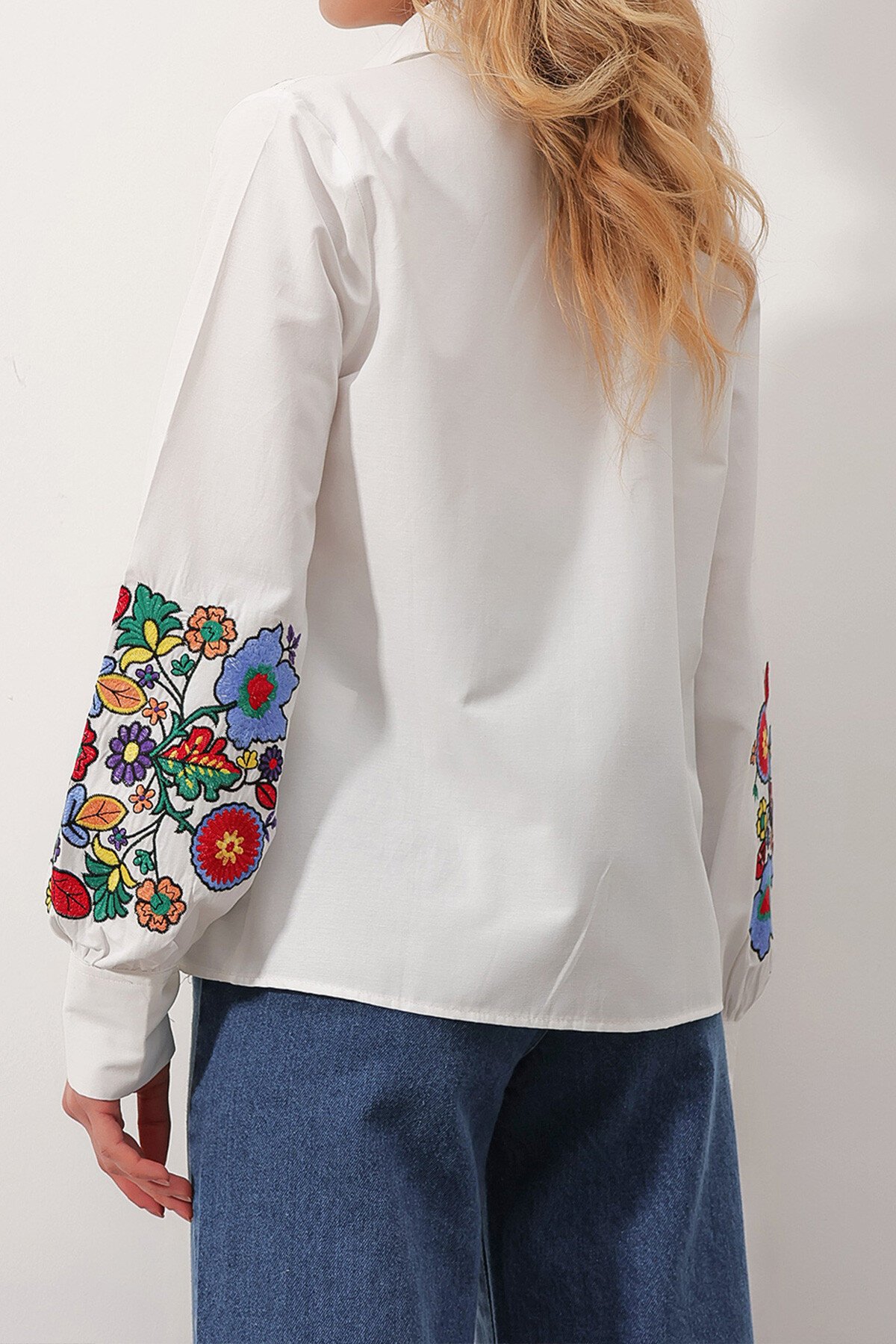 Beyaz Çiçek Nakış İşlemeli Dokuma Gömlek