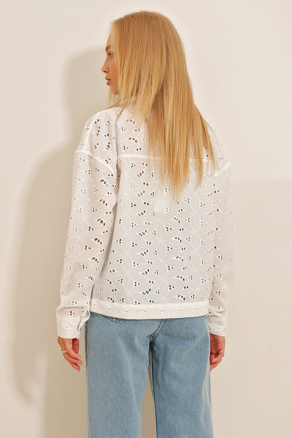 Beyaz Çift Cepli Fisto Nakışlı Crop Ceket