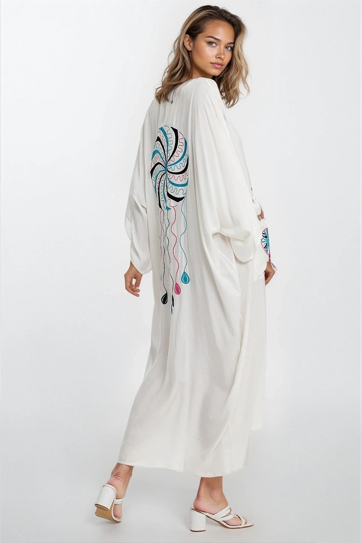 Beyaz Çift Cepli Nakışlı Düğmeli Büyük Beden Elbise