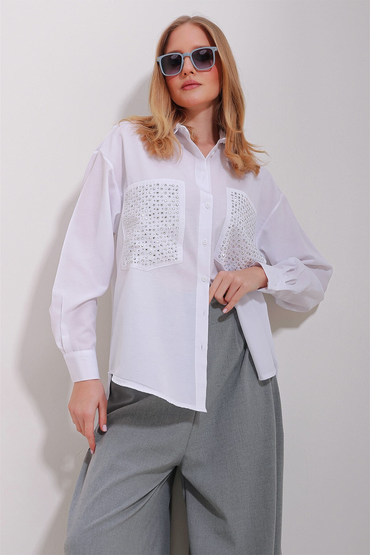 Beyaz Çift Cepli Trog İşlemeli Terrycoton Oversize Gömlek