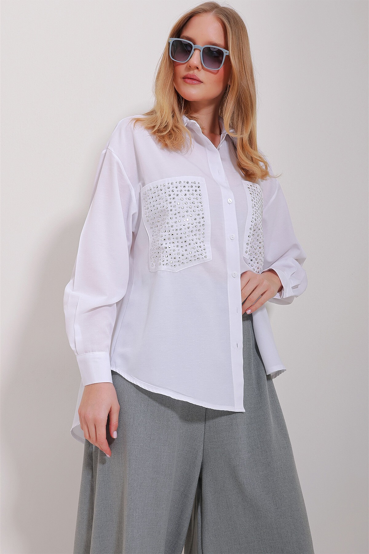 Beyaz Çift Cepli Trog İşlemeli Terrycoton Oversize Gömlek