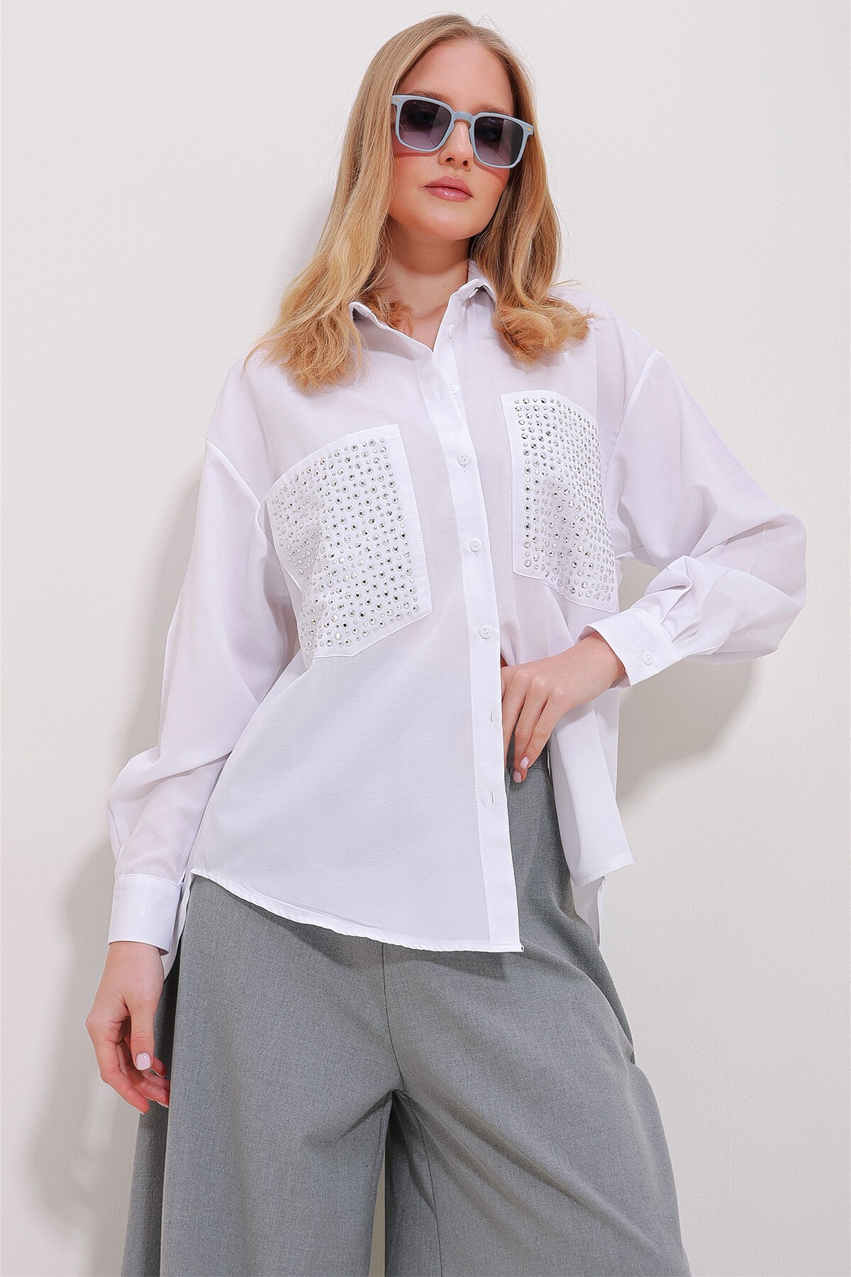 Beyaz Çift Cepli Trog İşlemeli Terrycoton Oversize Gömlek