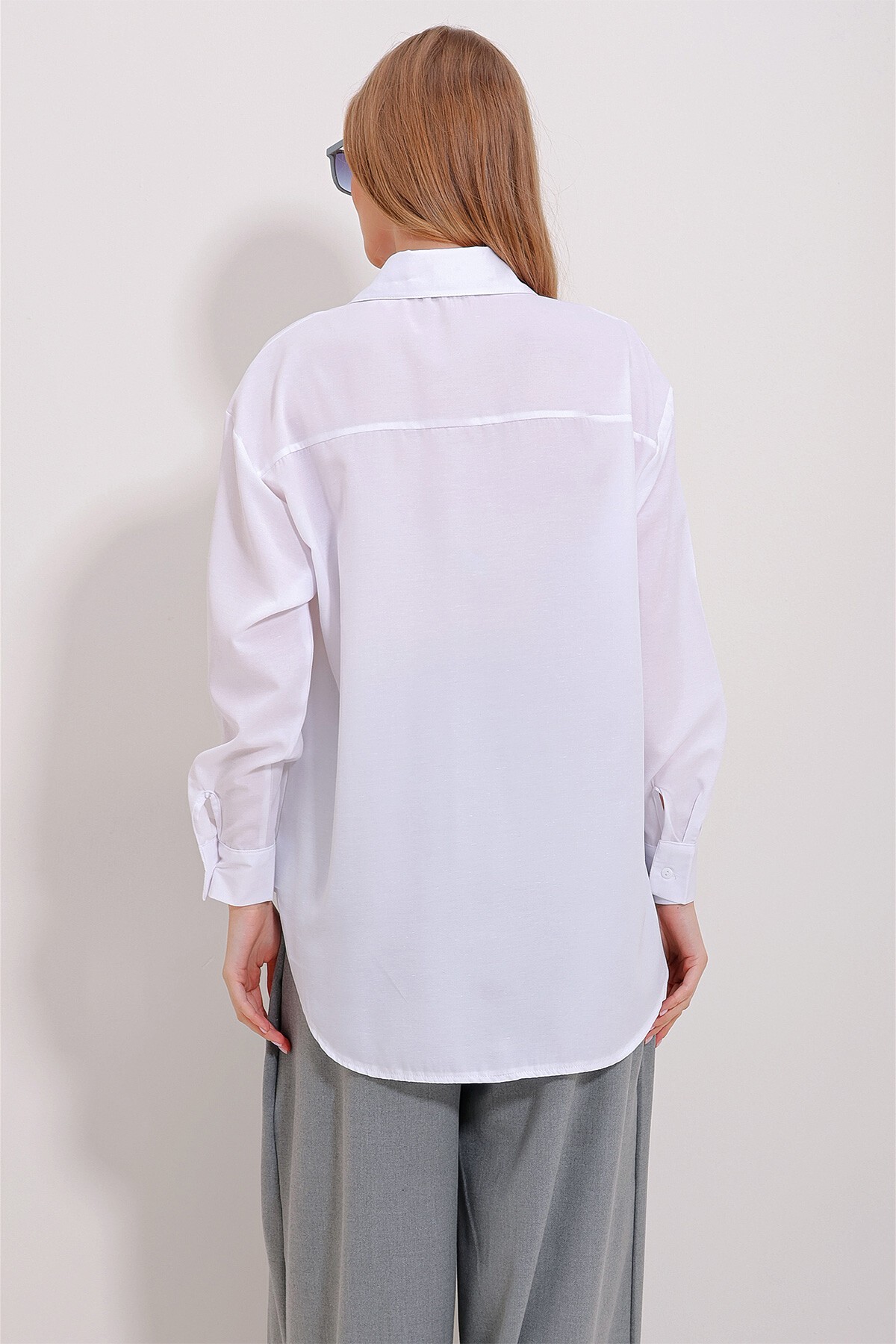 Beyaz Çift Cepli Trog İşlemeli Terrycoton Oversize Gömlek