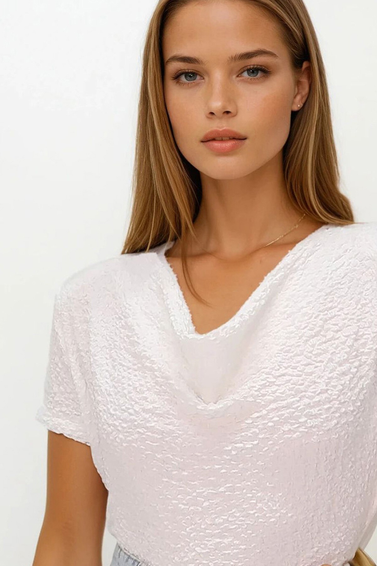 Beyaz Degaje Yaka Dökümlü Vatkalı Örme Gofre Bluz
