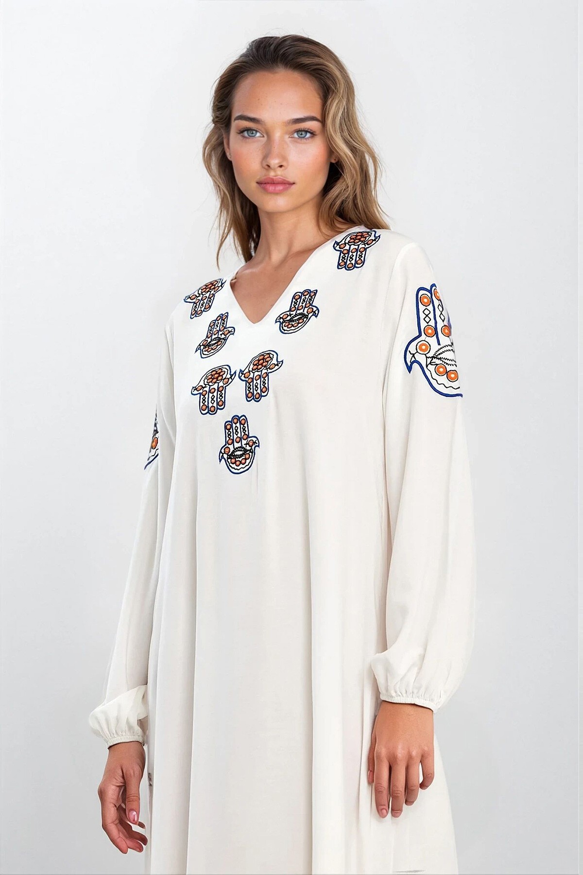 Beyaz Derin V Yaka Etnik Desenli Elbise
