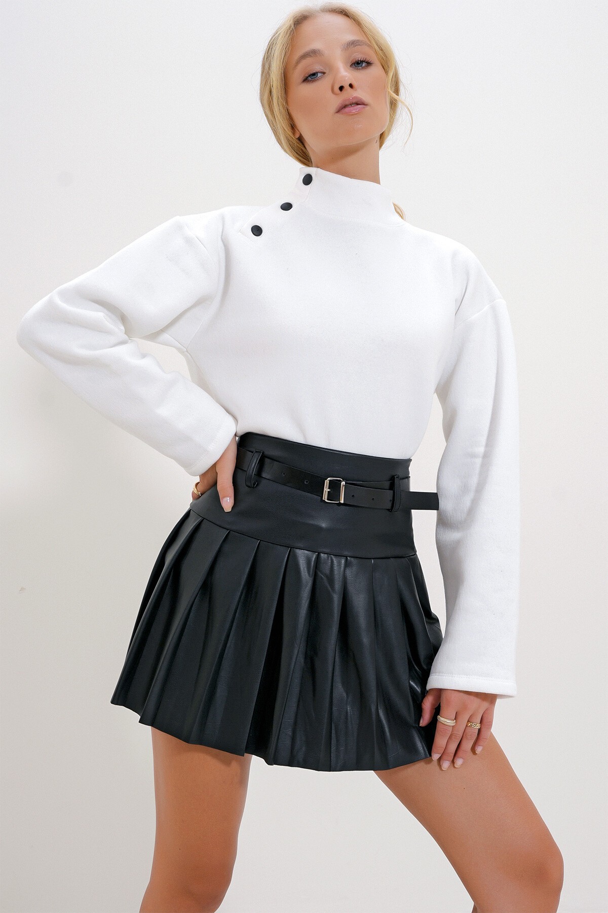 Beyaz Dik Yaka Çıt Çıt Kapamalı Sweatshirt