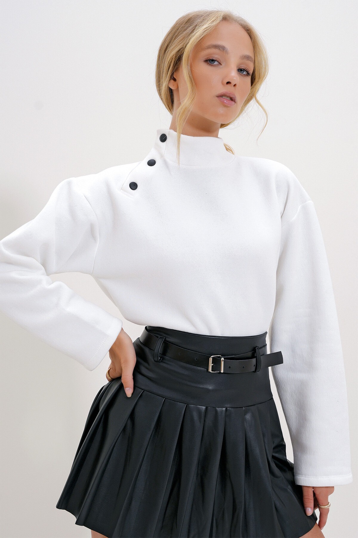 Beyaz Dik Yaka Çıt Çıt Kapamalı Sweatshirt