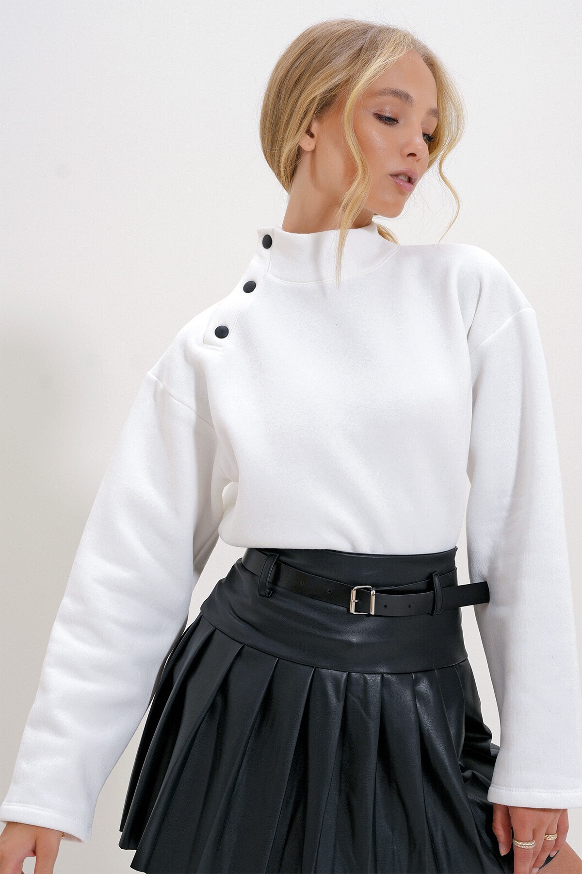 Beyaz Dik Yaka Çıt Çıt Kapamalı Sweatshirt