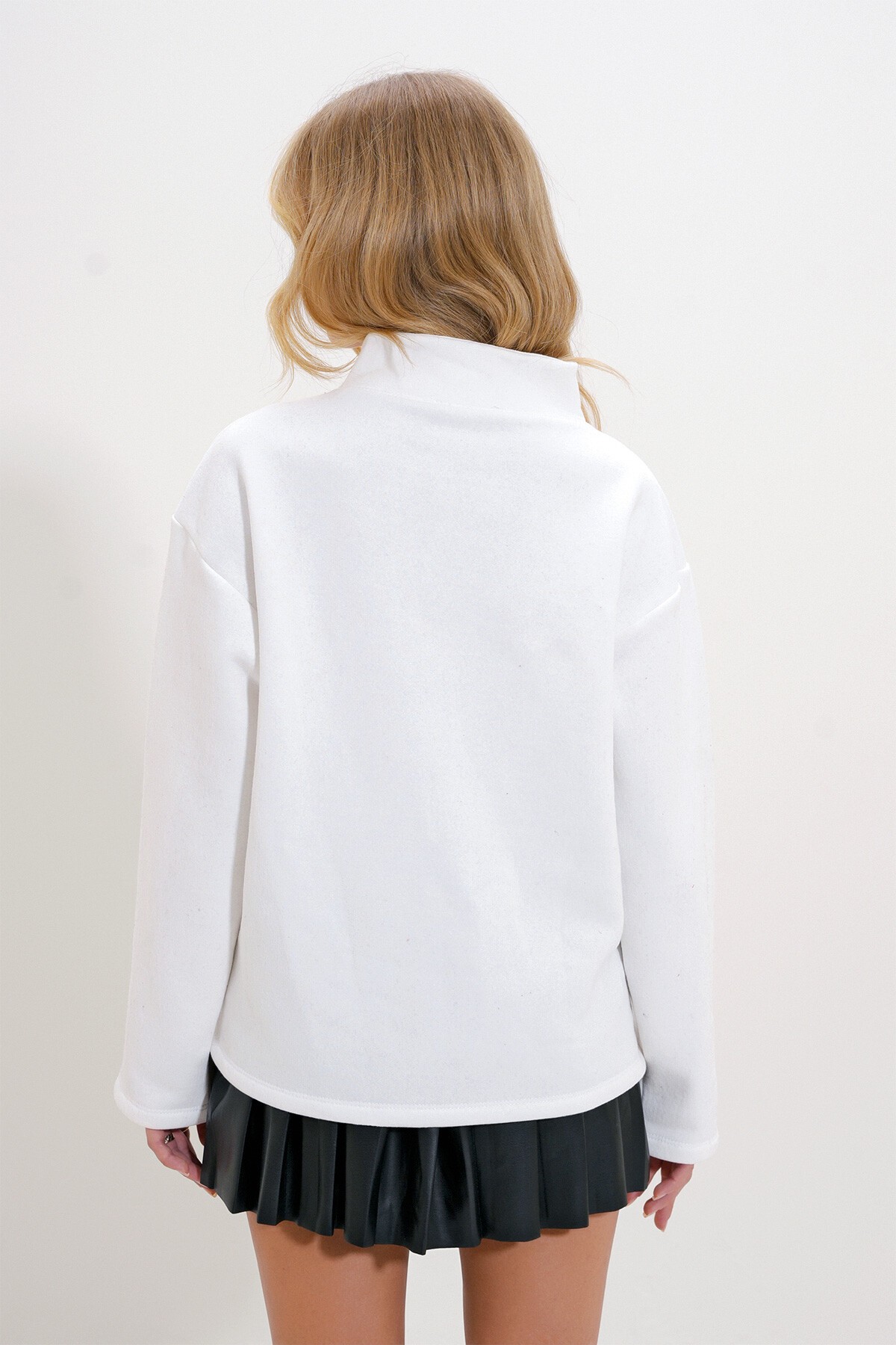 Beyaz Dik Yaka Çıt Çıt Kapamalı Sweatshirt