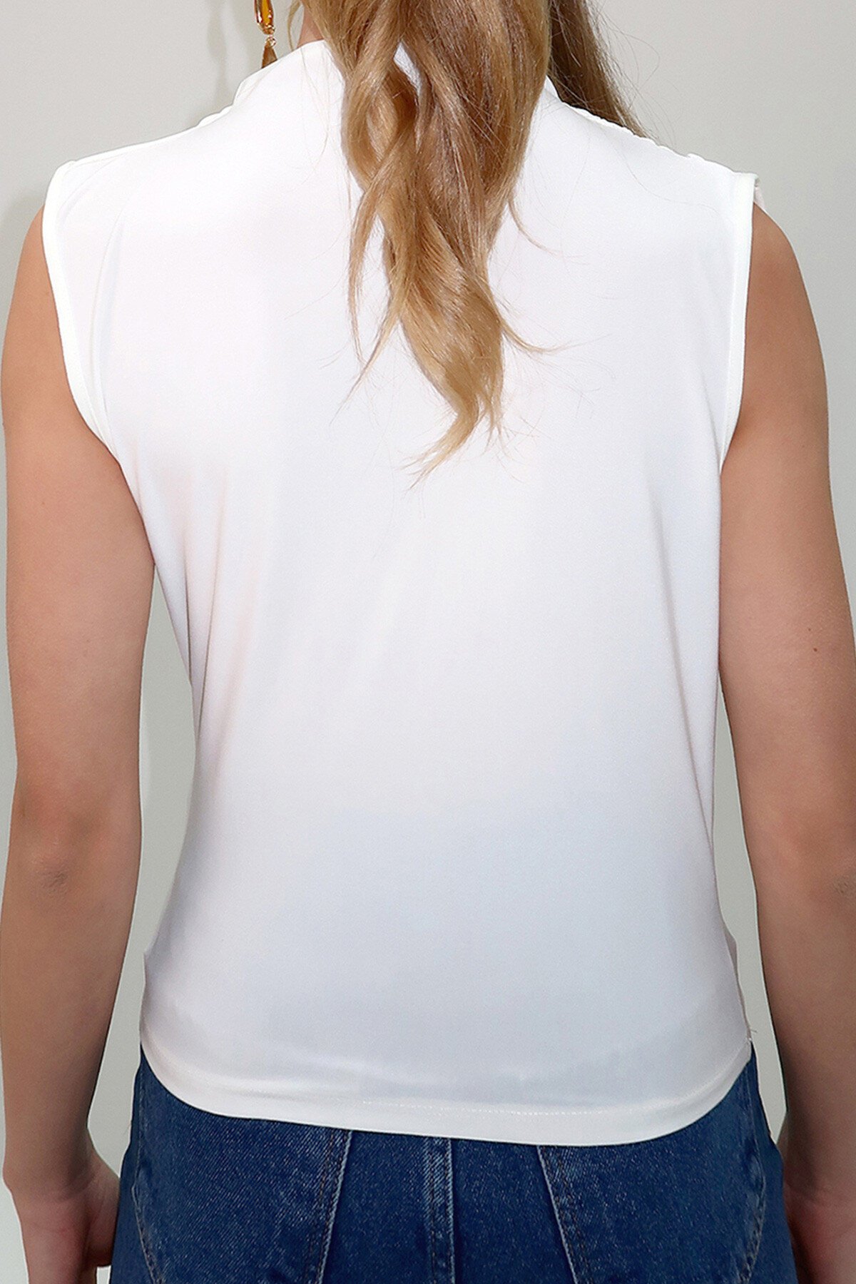 Beyaz Dik Yaka Omuz Drapeli Kolsuz Sandy Bluz