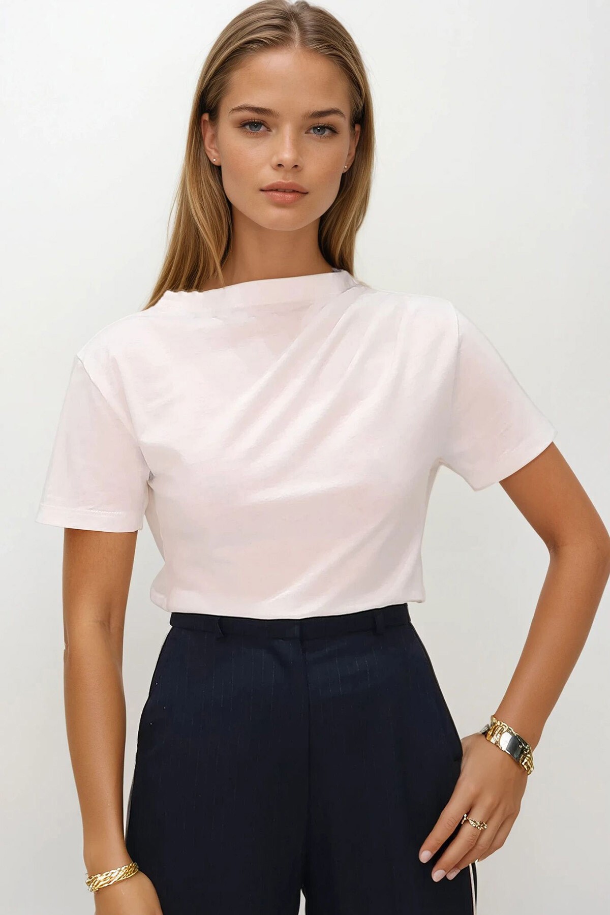 Beyaz Dik Yaka Omuzu Drapeli Cotton Bluz