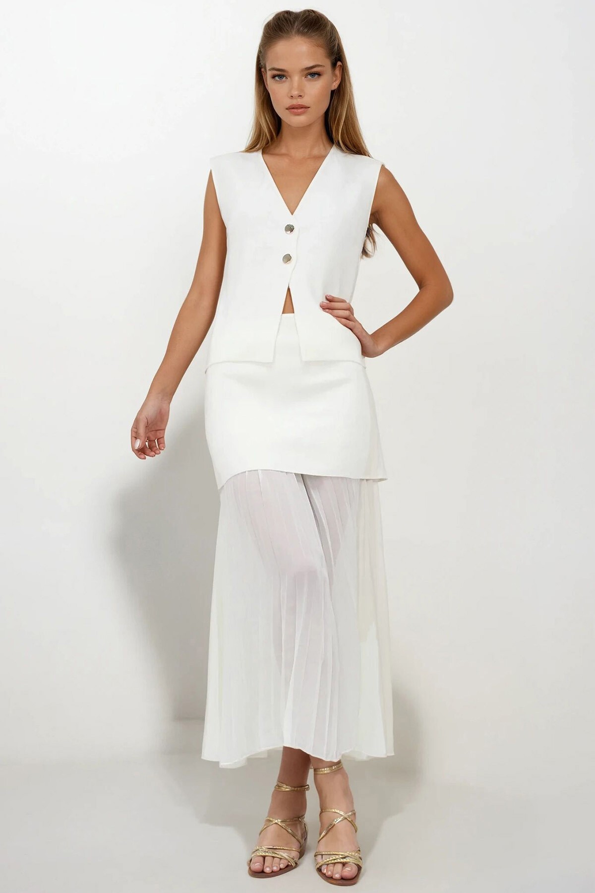 Beyaz Düğmeli Yelek Ve Piliseli Tasarım Etek Triko Takım