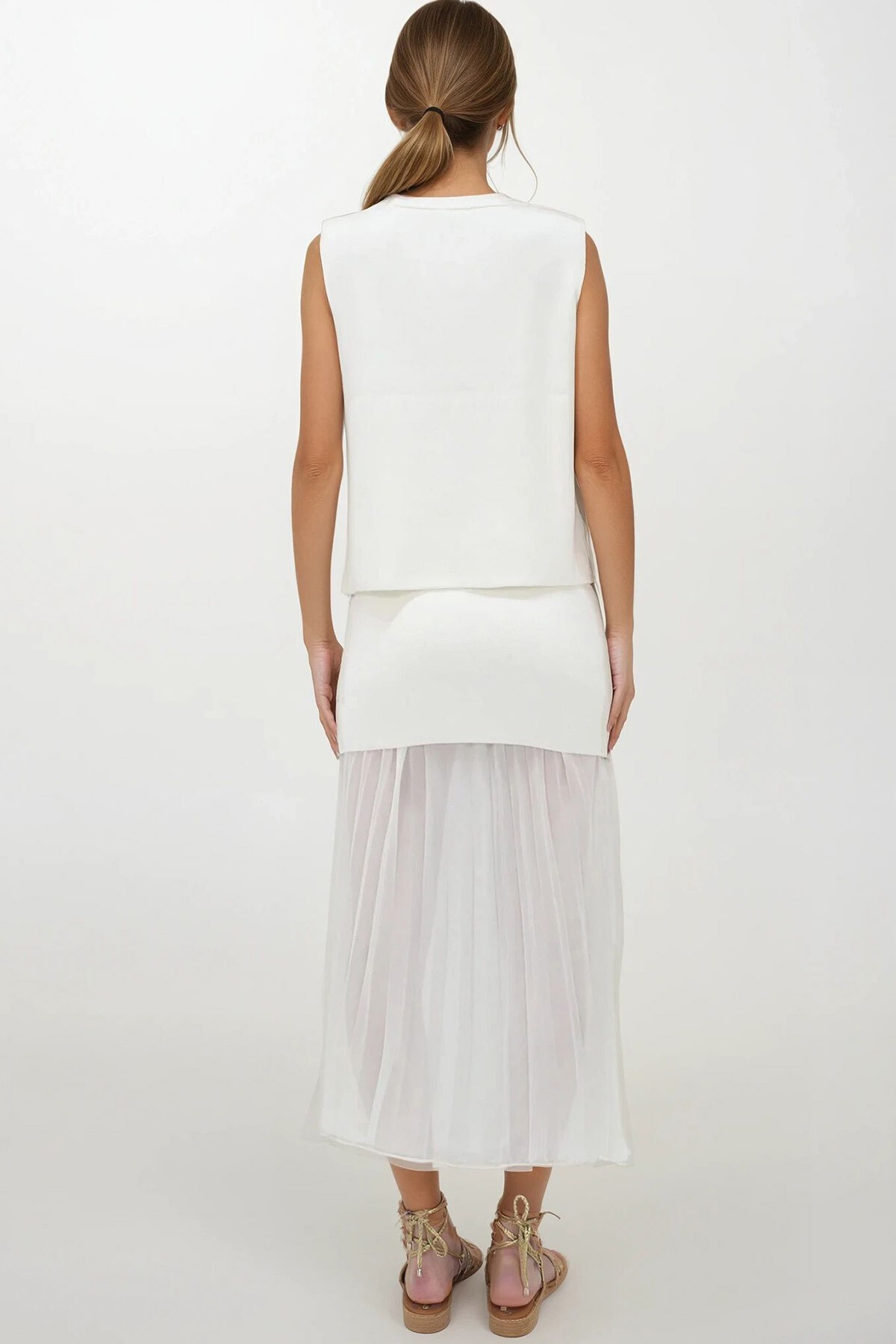 Beyaz Düğmeli Yelek Ve Piliseli Tasarım Etek Triko Takım