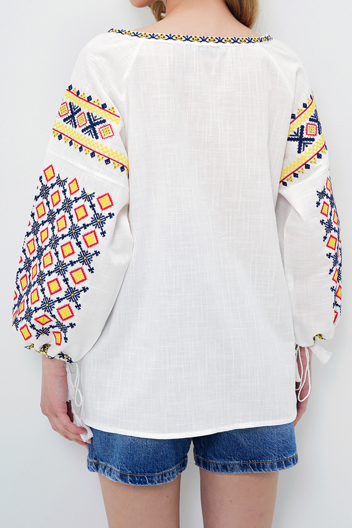 Beyaz Geniş Yaka Nakış İşlemil Yazlık Keten Bluz