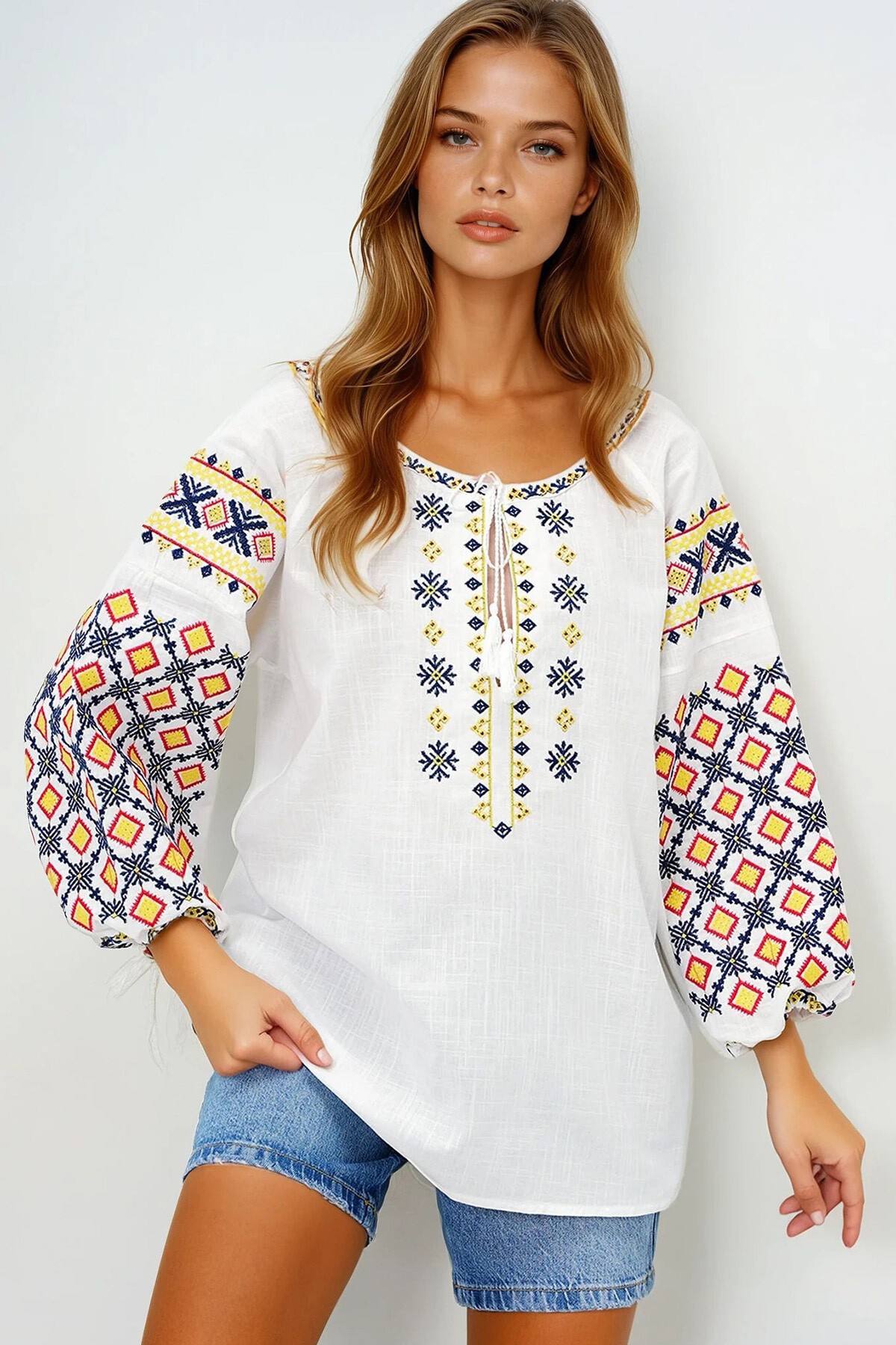 Beyaz Geniş Yaka Nakış İşlemil Yazlık Keten Bluz