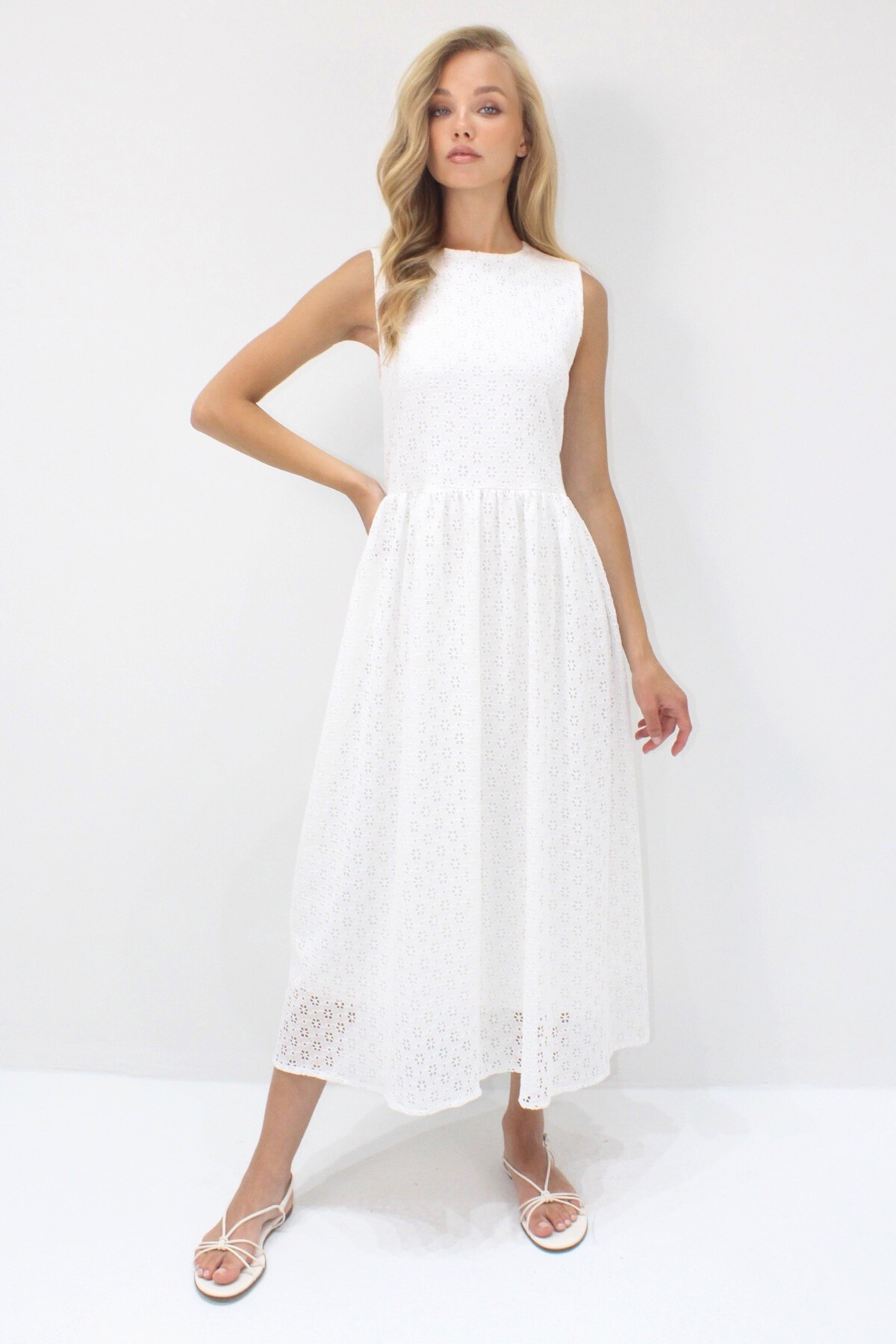 Beyaz Gizli Fermuarlı Kolsuz Premium Güpür Elbise