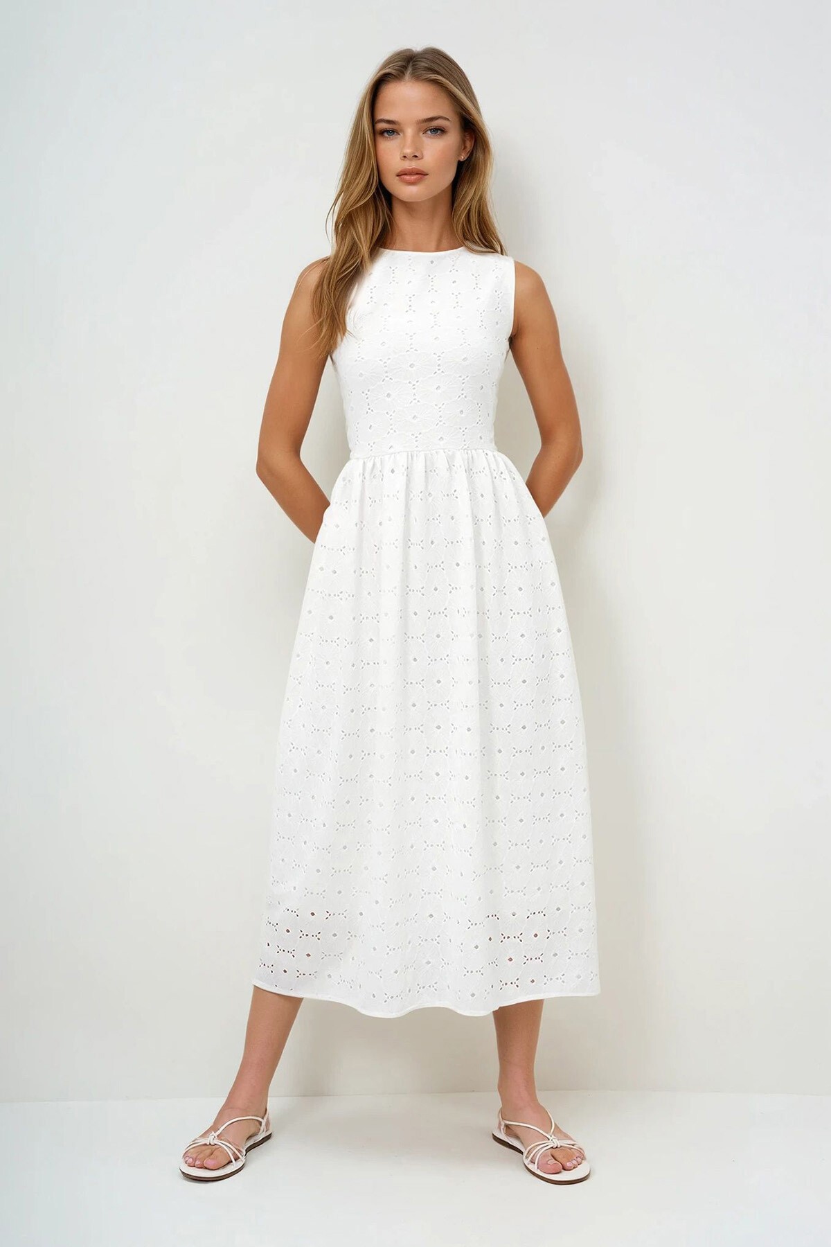 Beyaz Gizli Fermuarlı Kolsuz Premium Güpür Elbise