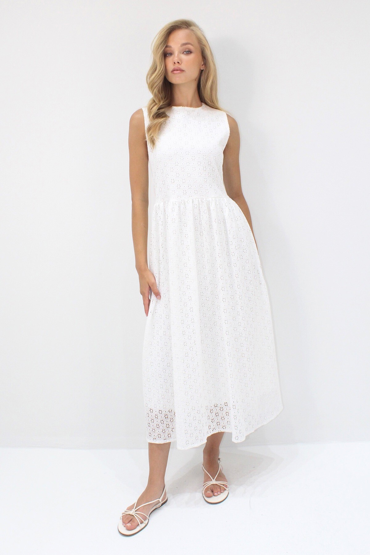 Beyaz Gizli Fermuarlı Kolsuz Premium Güpür Elbise