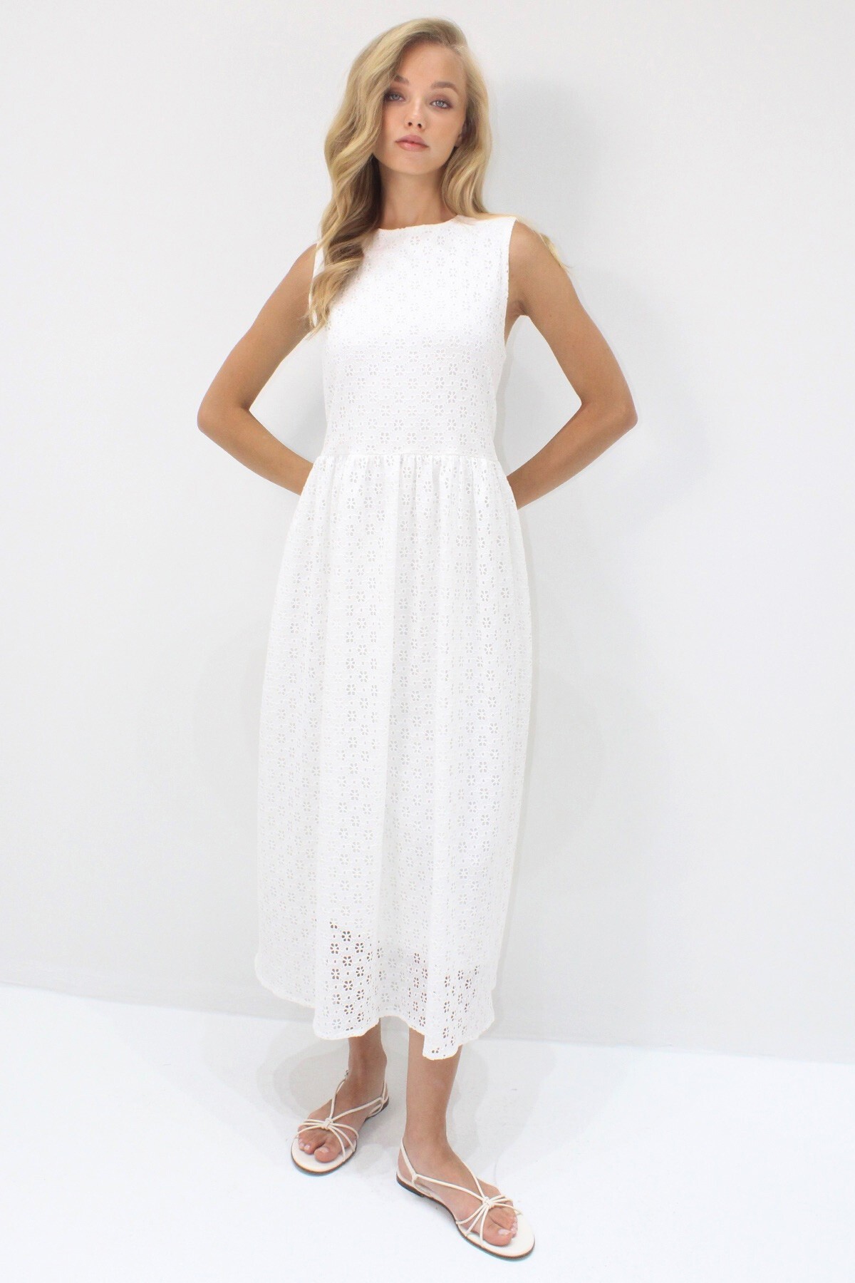 Beyaz Gizli Fermuarlı Kolsuz Premium Güpür Elbise