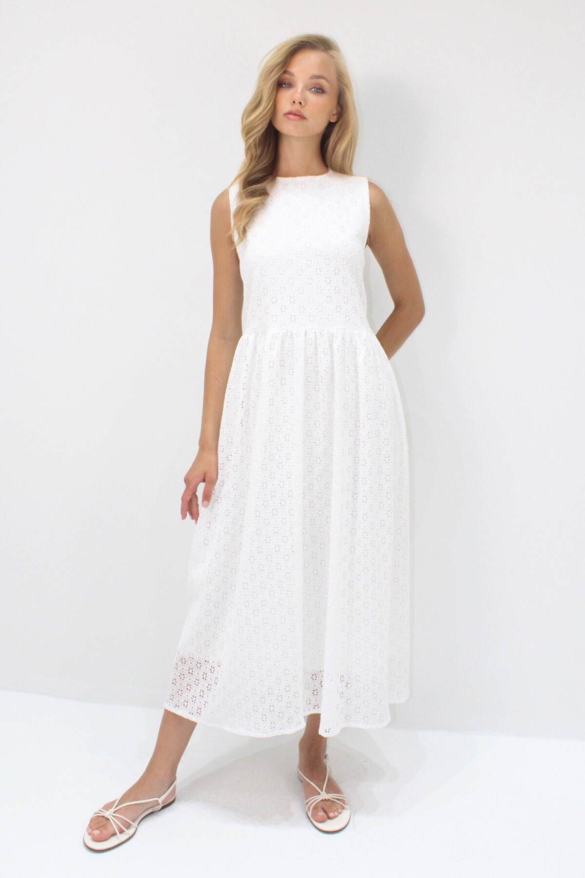 Beyaz Gizli Fermuarlı Kolsuz Premium Güpür Elbise