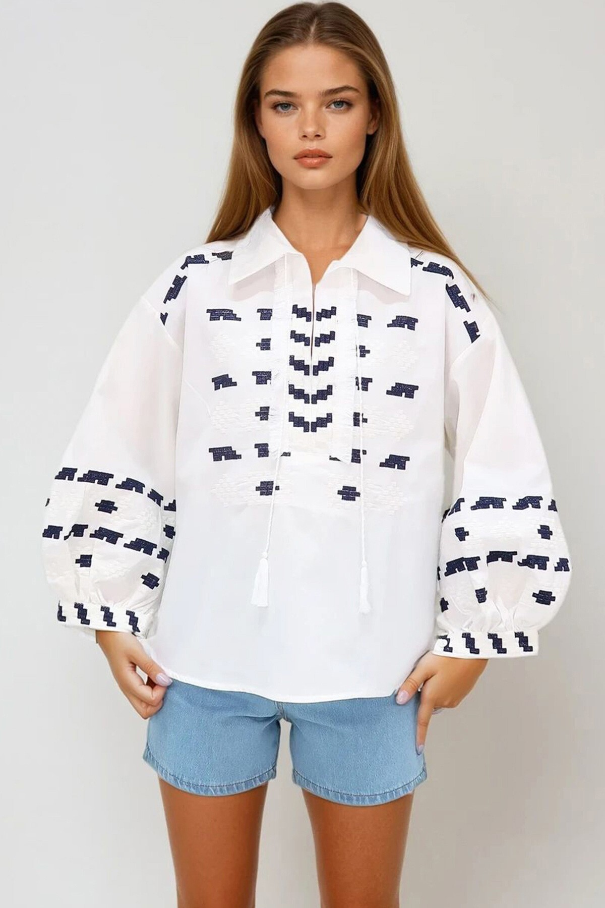 Beyaz Gömlek Yaka Nakış İşlemeli Keten Bluz