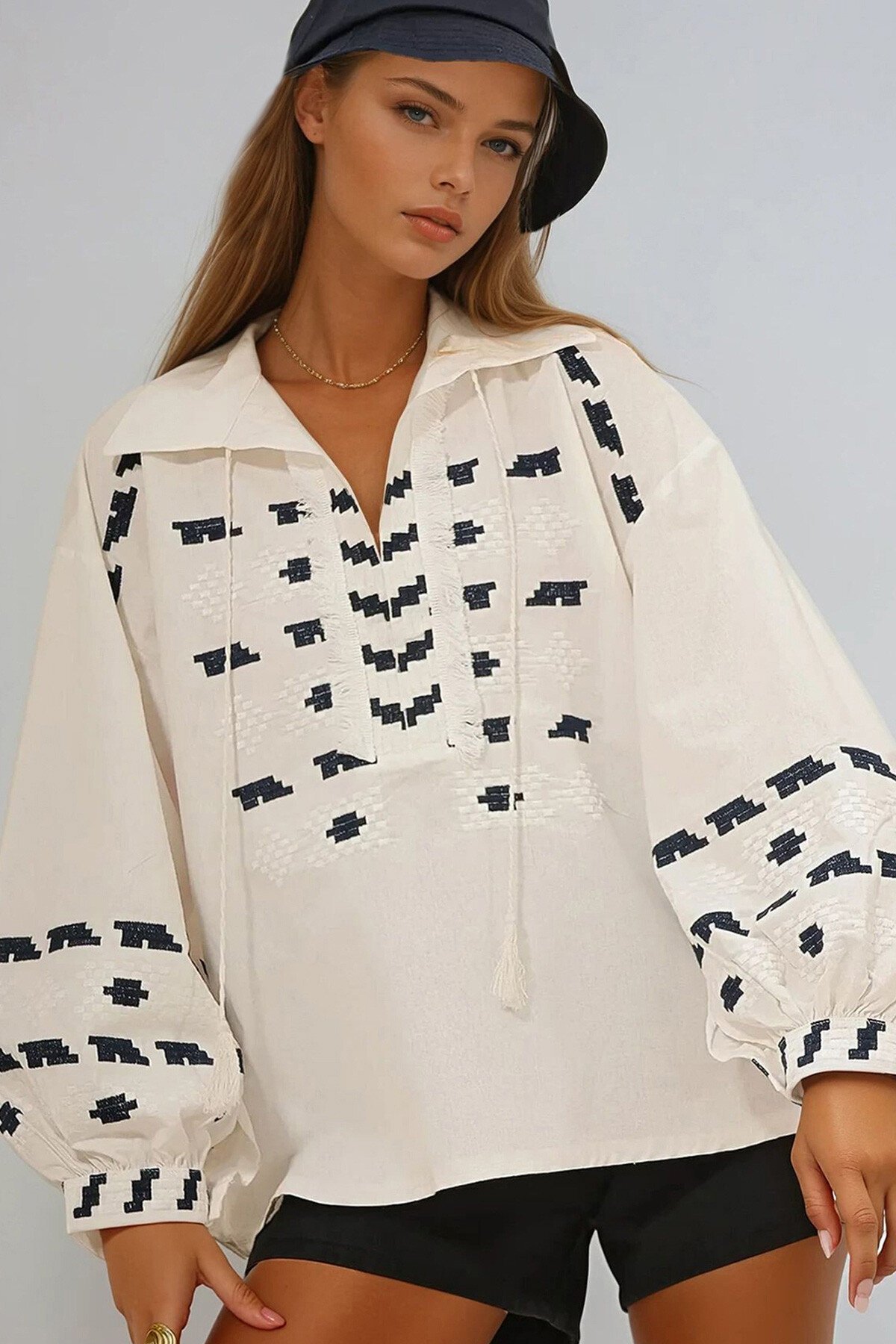 Beyaz Gömlek Yaka Nakış İşlemeli Keten Bluz