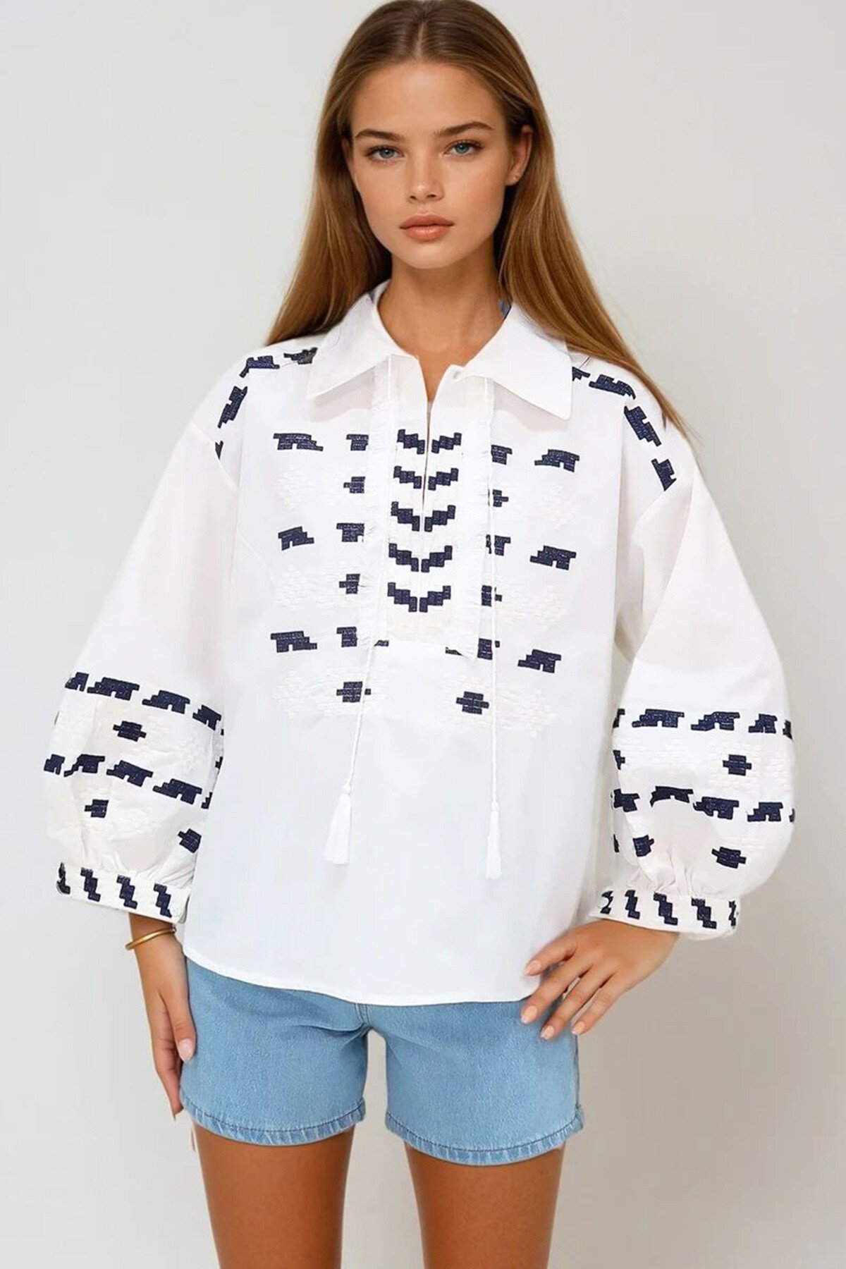Beyaz Gömlek Yaka Nakış İşlemeli Keten Bluz