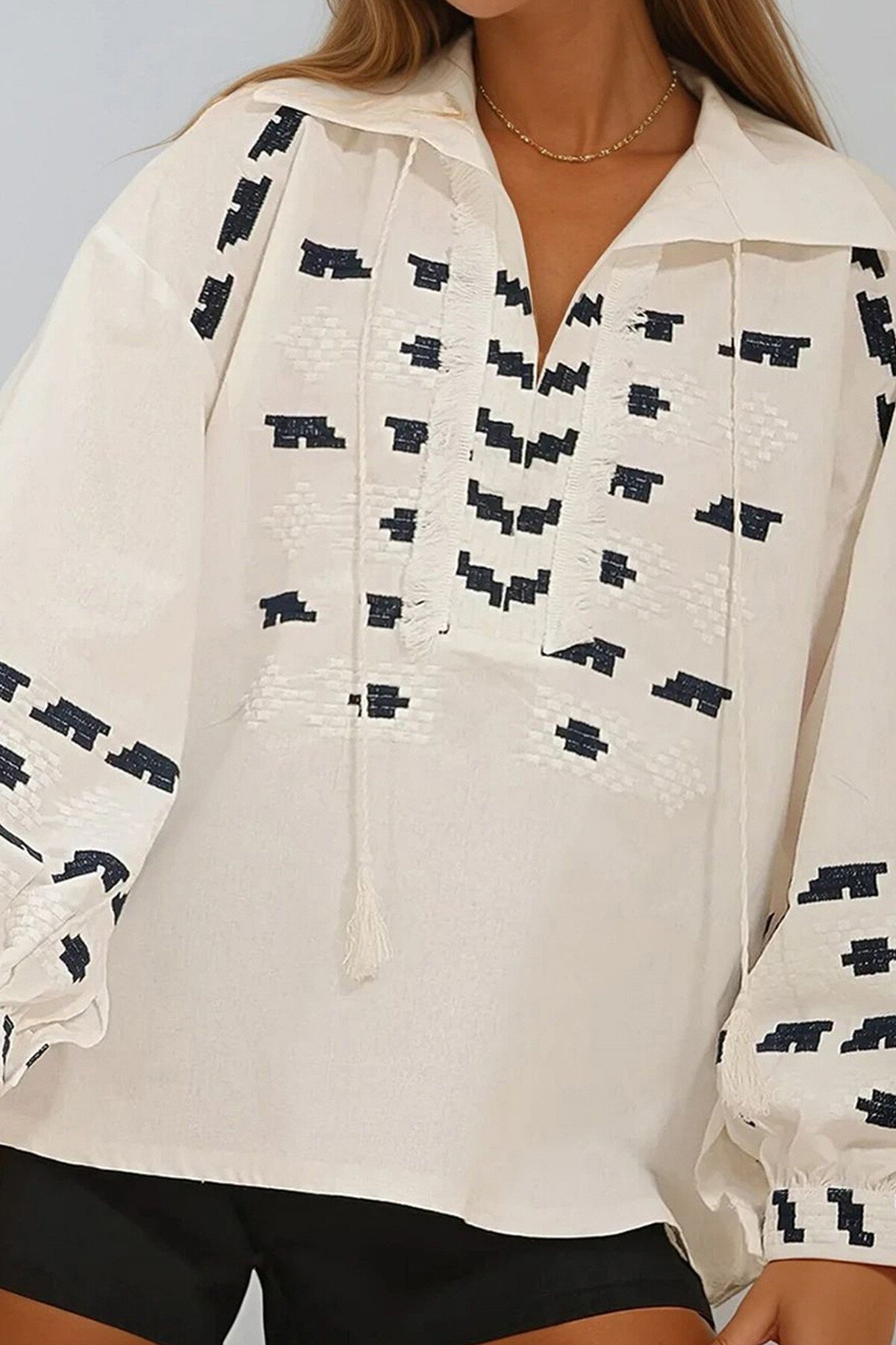 Beyaz Gömlek Yaka Nakış İşlemeli Keten Bluz