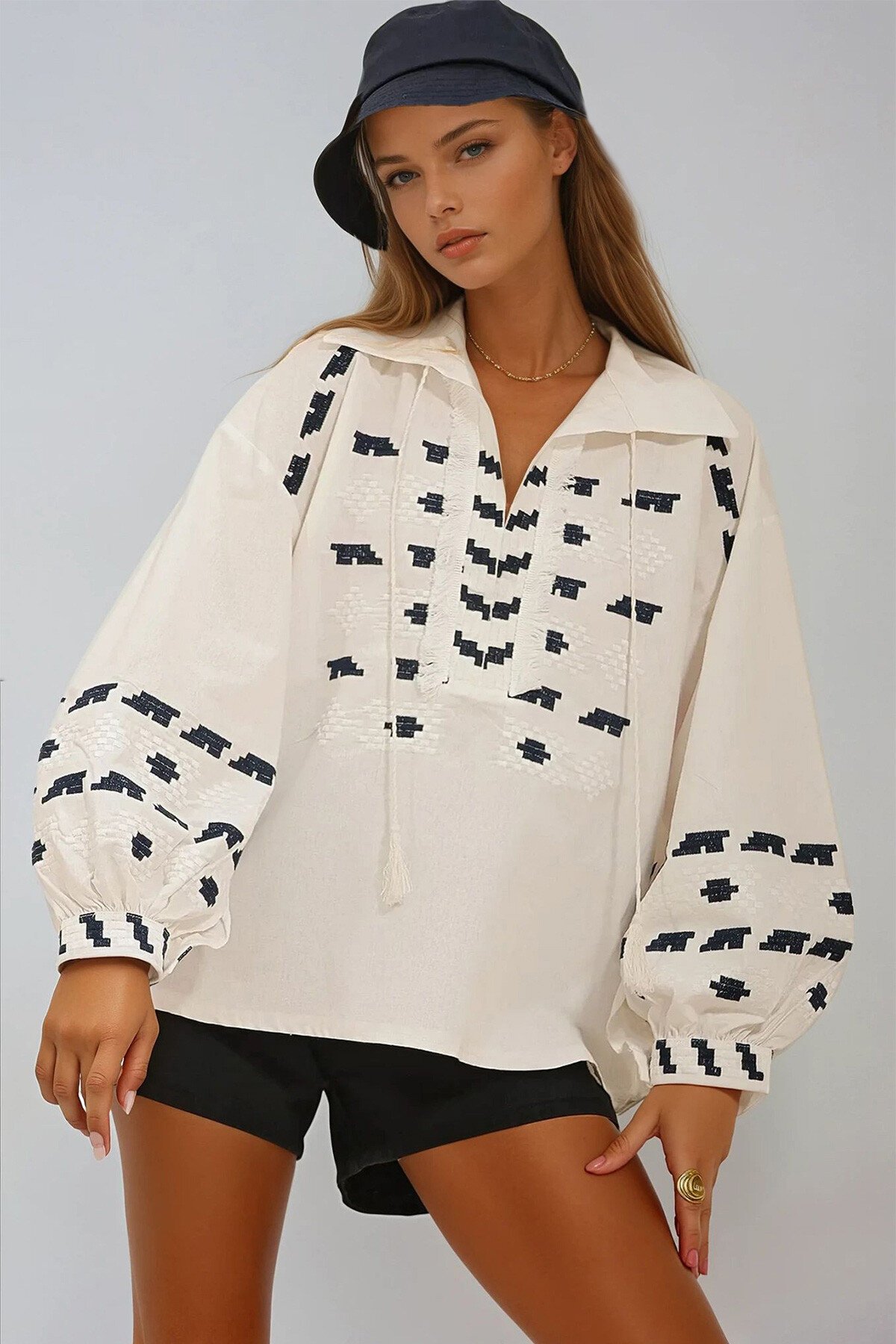 Beyaz Gömlek Yaka Nakış İşlemeli Keten Bluz