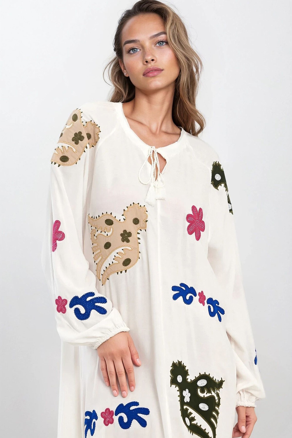 Beyaz Hakim Yaka Bağcıklı Kolları Lastikli Desenli Büyük Beden Elbise