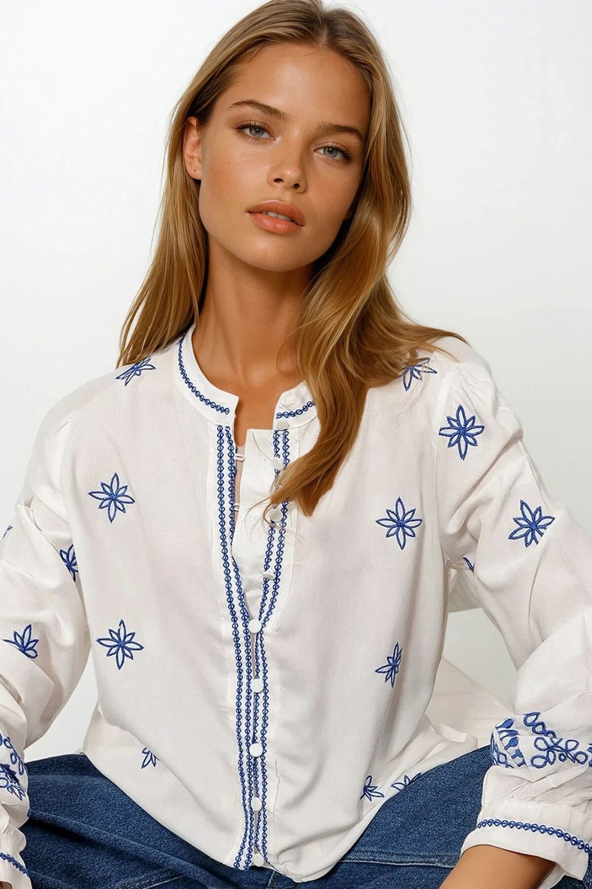 Beyaz Hakim Yaka Nakış İşlemeli Gömlek