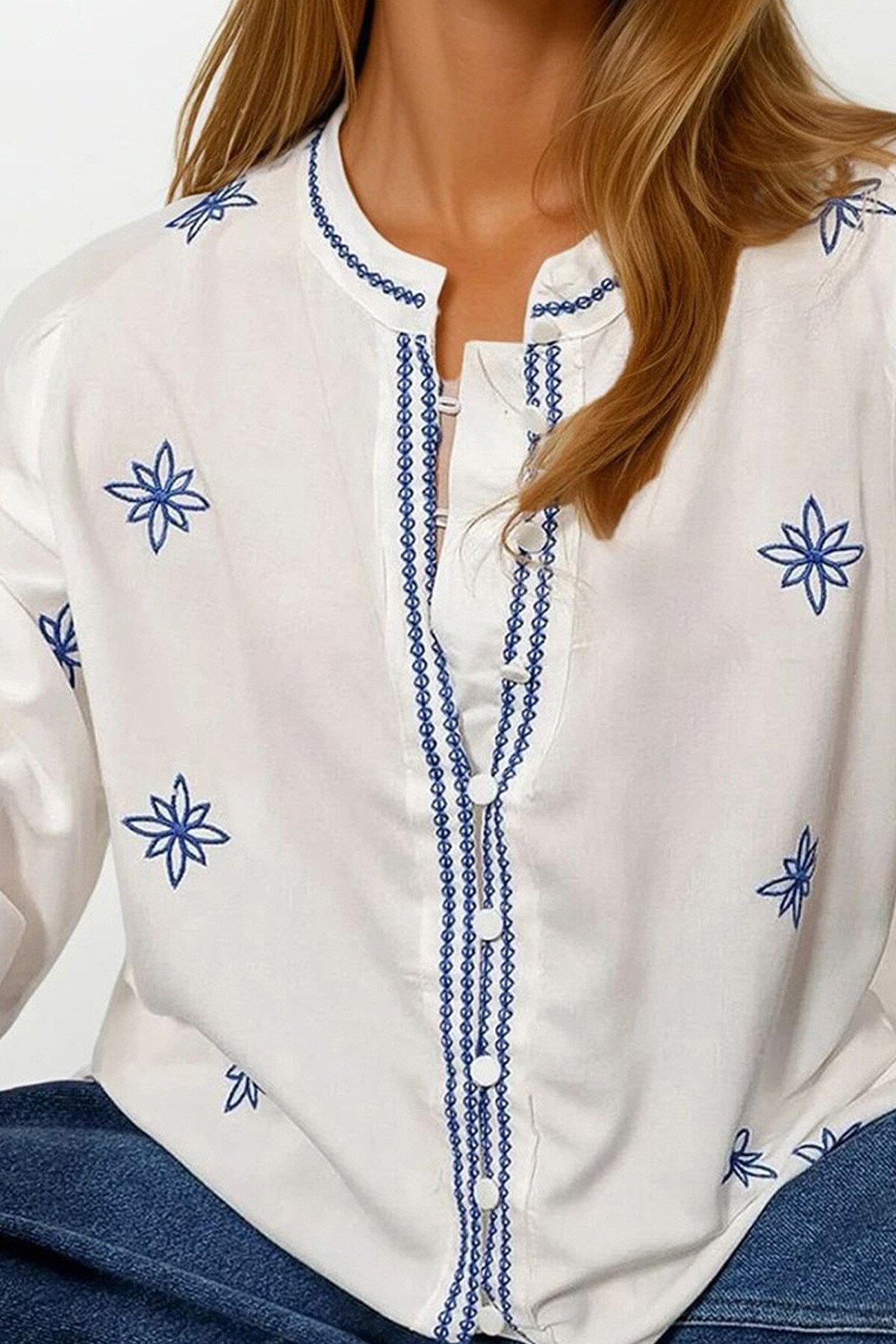 Beyaz Hakim Yaka Nakış İşlemeli Gömlek