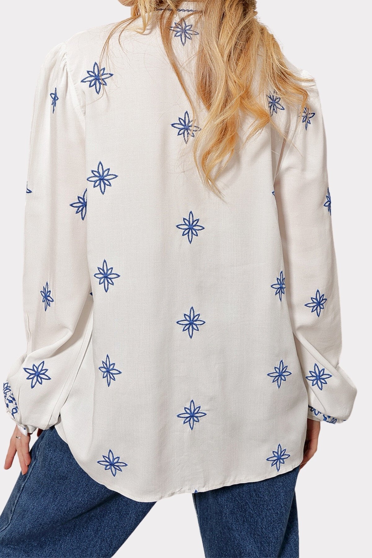 Beyaz Hakim Yaka Nakış İşlemeli Gömlek