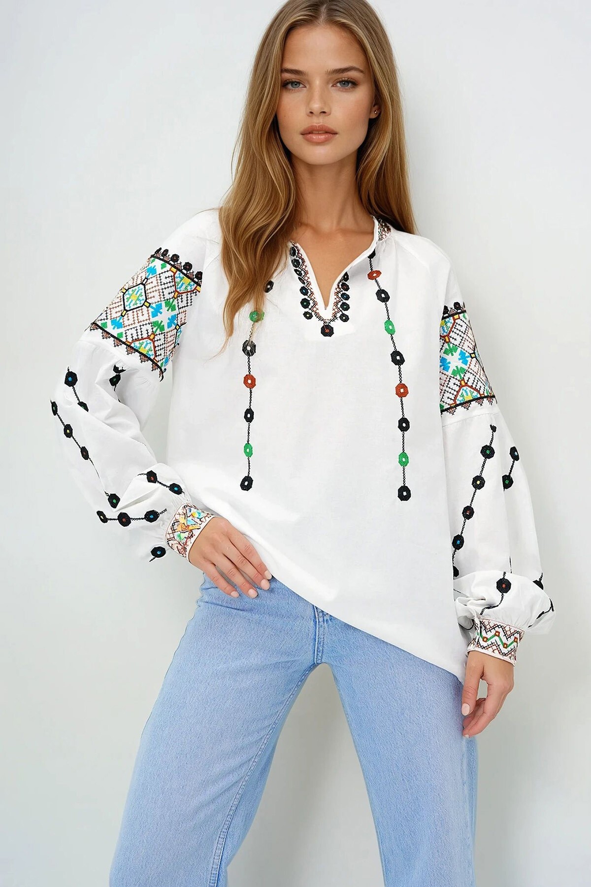 Beyaz Hakim Yaka Nakış İşlemeli Keten Bluz